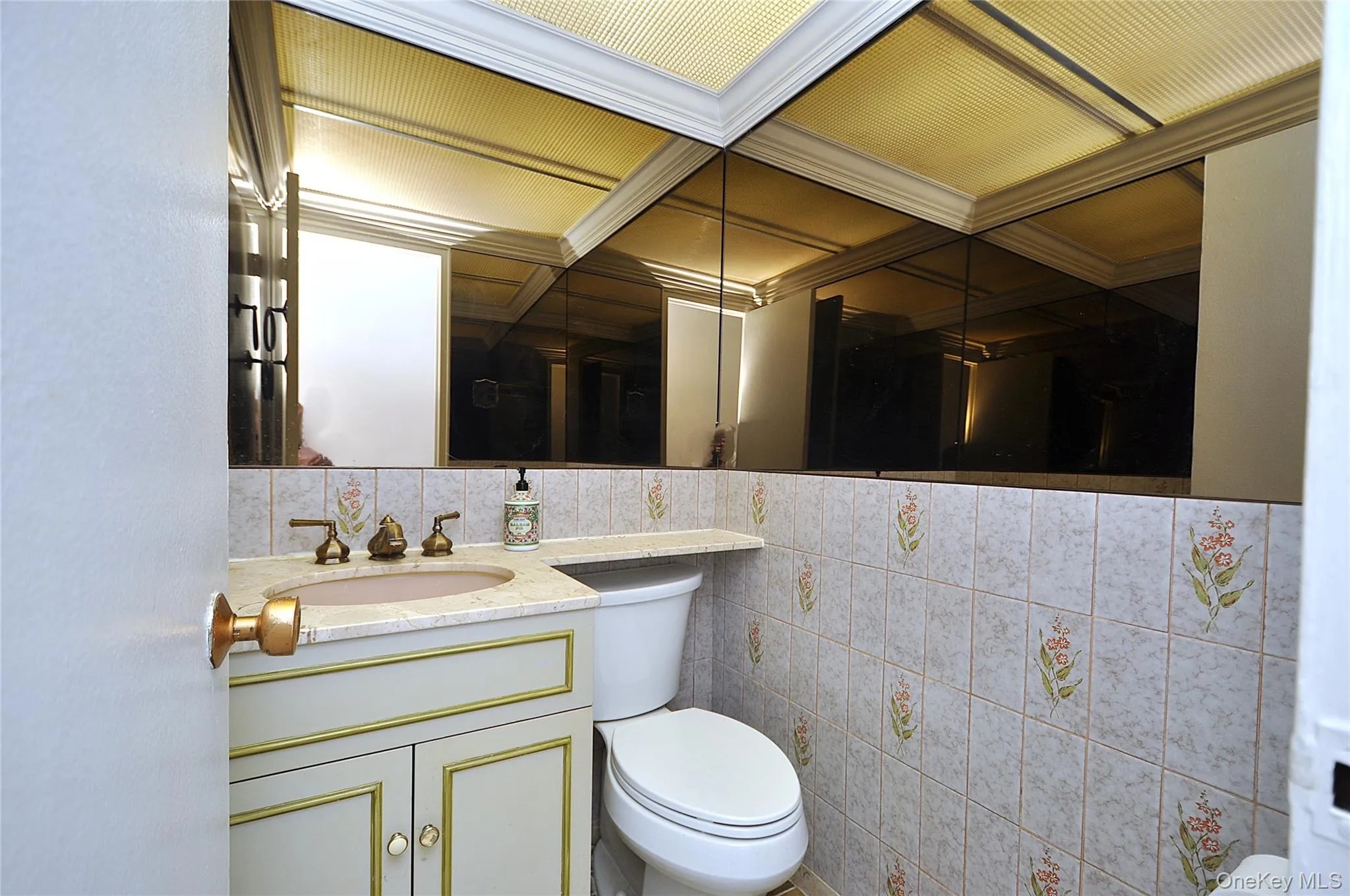 Half bath in the entry foyer for your guest. Half bath in the entry foyer for your guest.