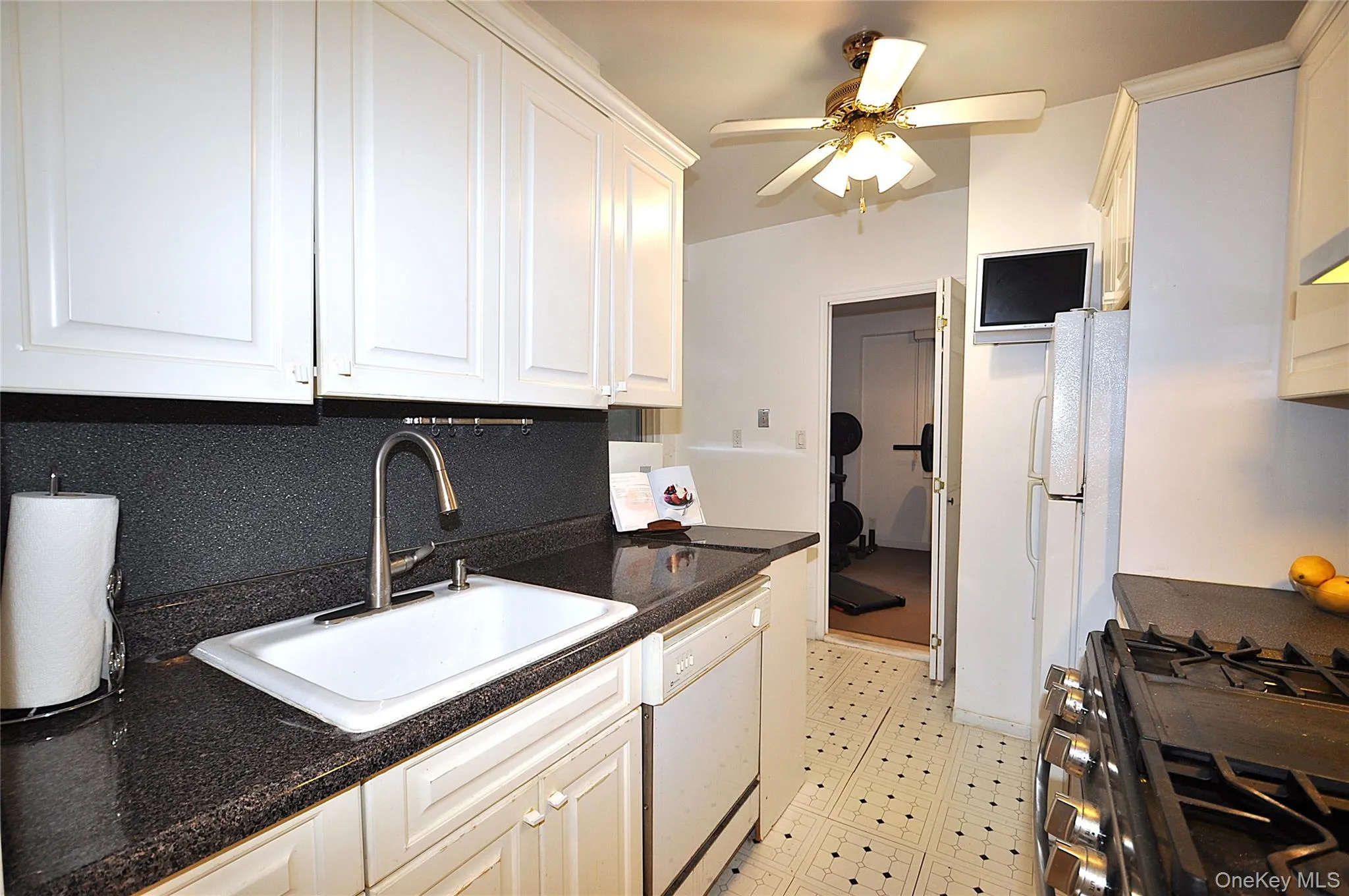 Walk-thru eat-in-kitchen. Walk-thru eat-in-kitchen.
