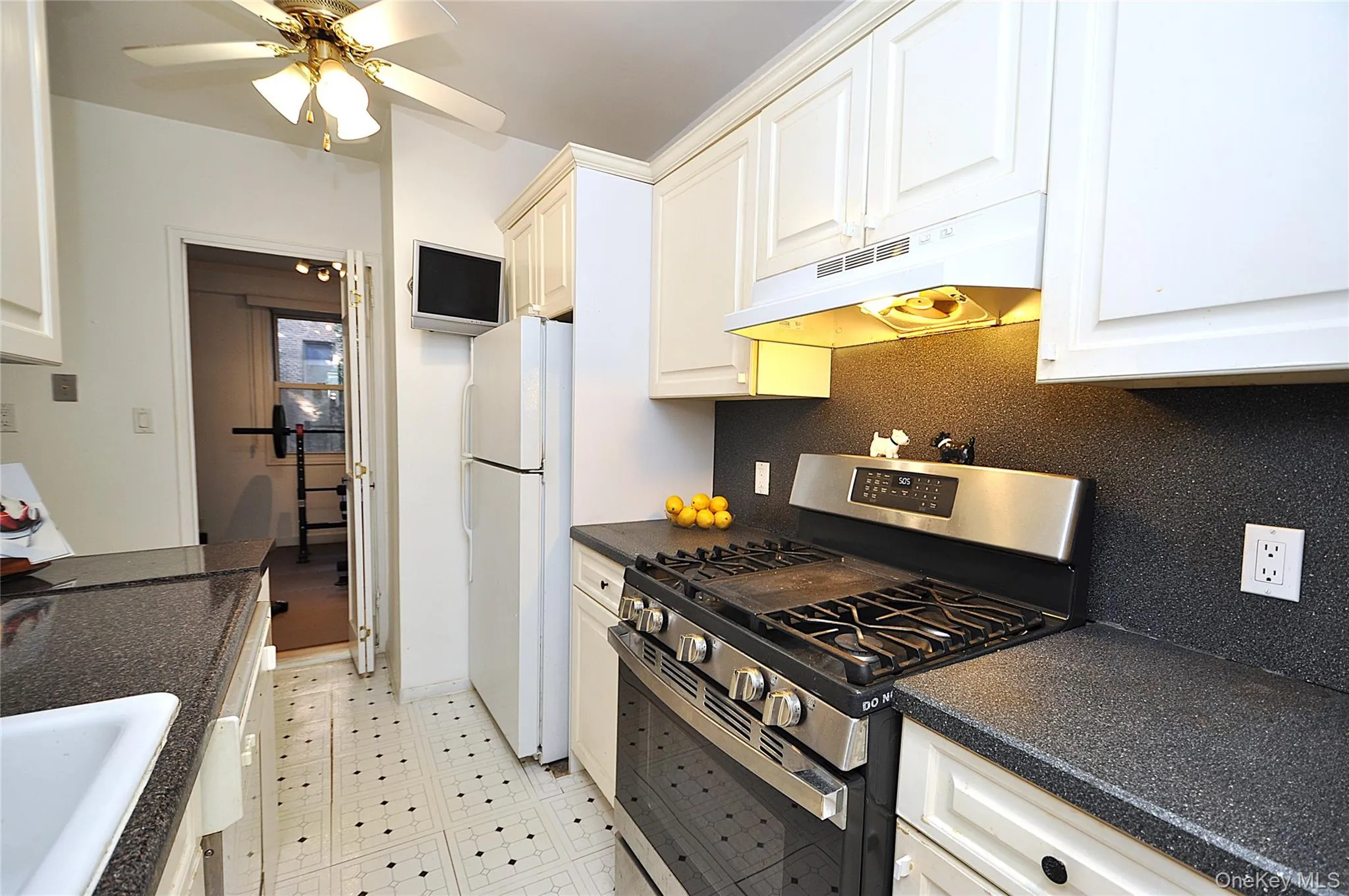 Walk-thru eat-in-kitchen. Walk-thru eat-in-kitchen.