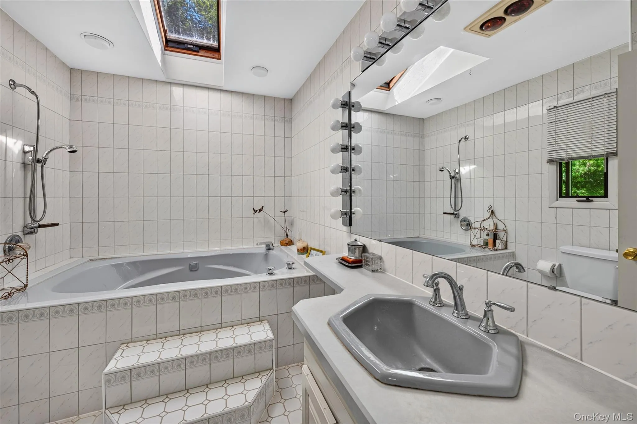 Soaking tub with jets Soaking tub with jets