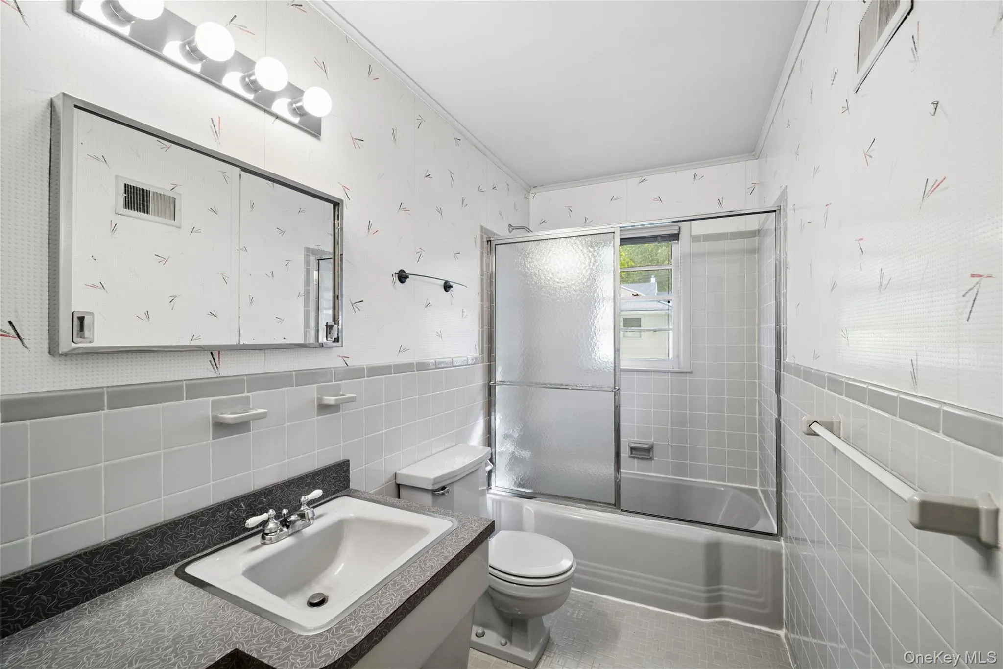 Full Hall Bath Full Hall Bath