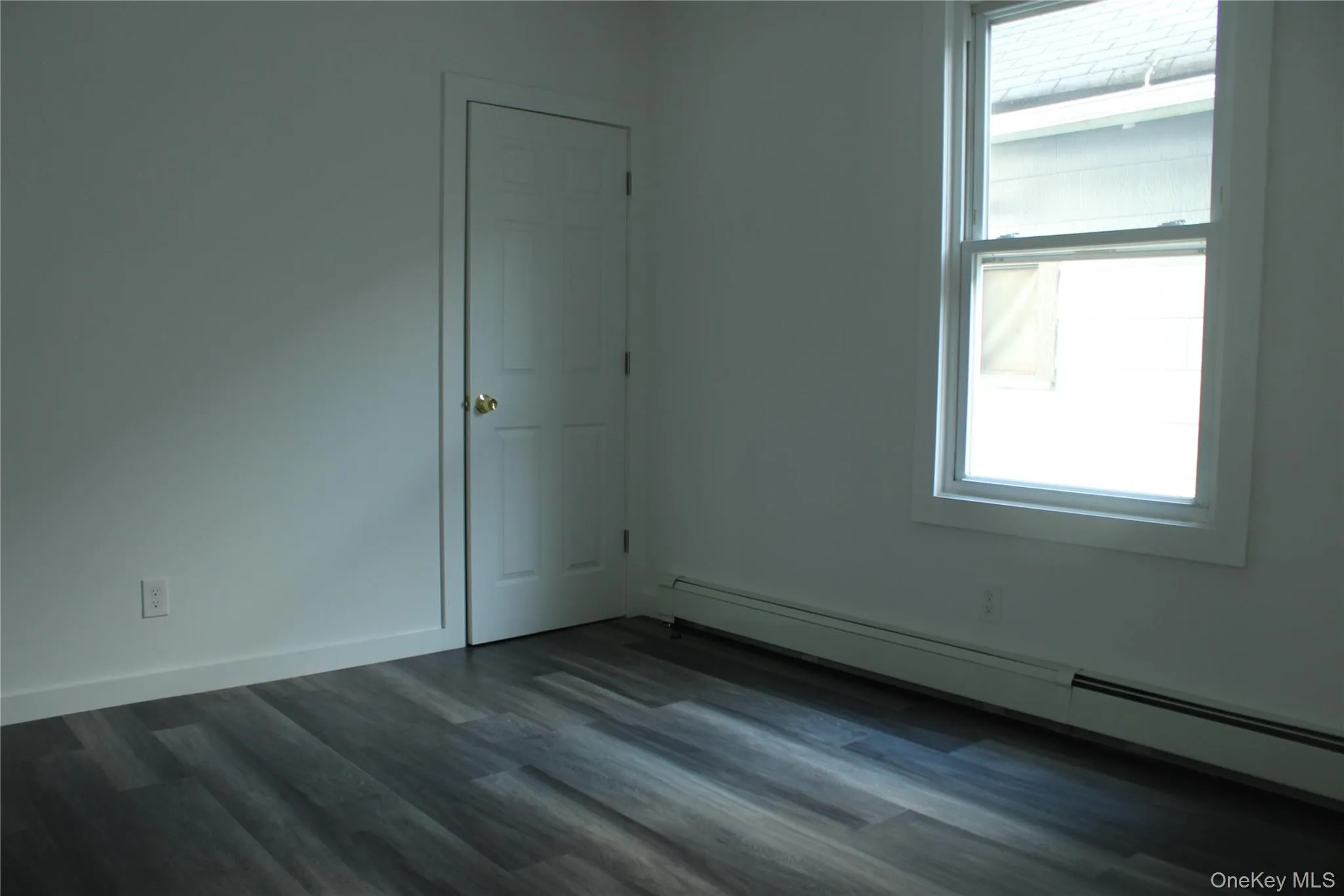 Bedroom w/ closet Bedroom w/ closet