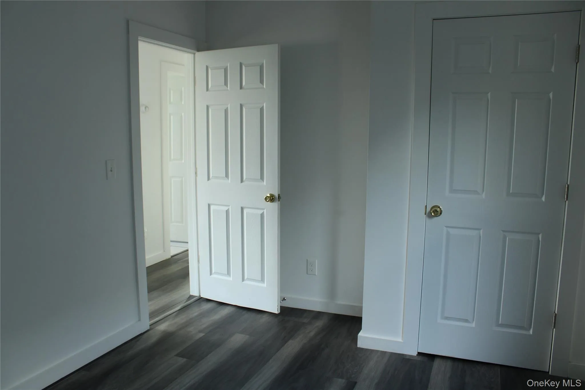 Bedroom w/ closet Bedroom w/ closet