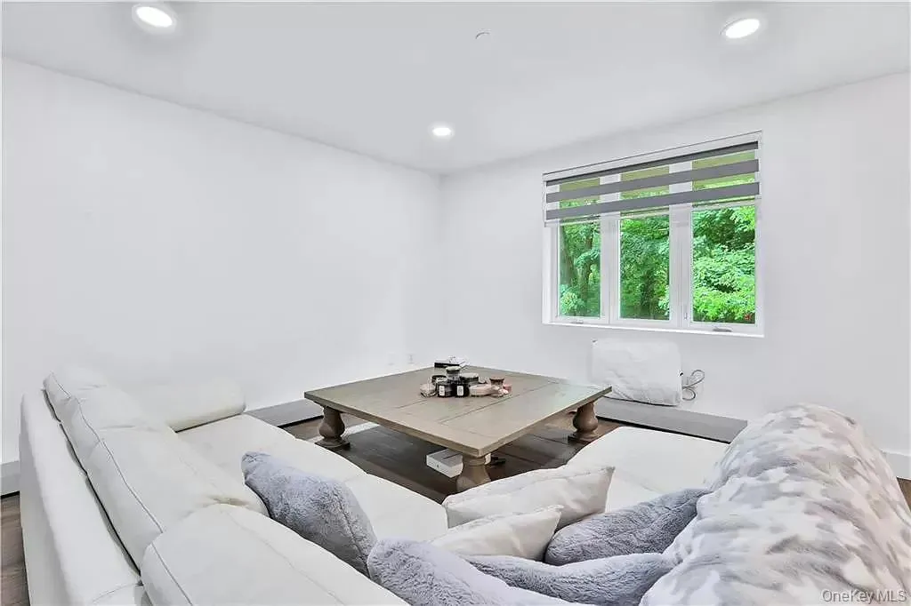 3368 Shore Parkway, New York, NY, 3 Bedrooms Bedrooms, 6 Rooms Rooms,1 BathroomBathrooms,Residential,For Rent,Shore,0,1044438 3368 Shore Parkway, New York, NY, 3 Bedrooms Bedrooms, 6 Rooms Rooms,1 BathroomBathrooms,Residential,For Rent,Shore,0,1044438