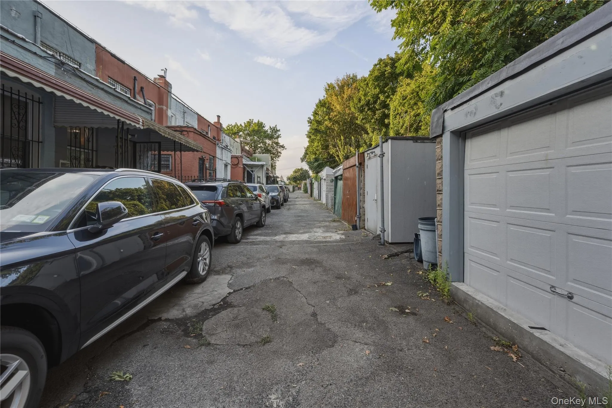 Additional parking on the left. Additional parking on the left.