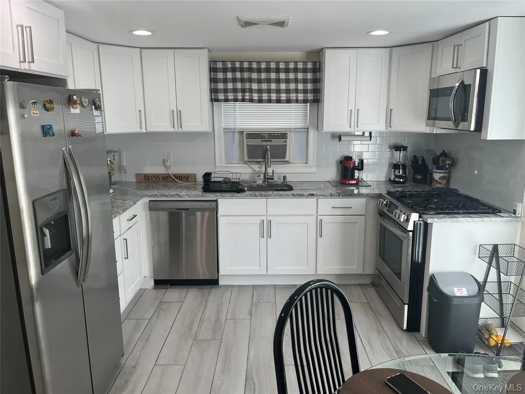 19 9th Avenue, Huntington, NY, 2 Bedrooms Bedrooms, 4 Rooms Rooms,1 BathroomBathrooms,Residential,For Rent,9th,0,1044486 19 9th Avenue, Huntington, NY, 2 Bedrooms Bedrooms, 4 Rooms Rooms,1 BathroomBathrooms,Residential,For Rent,9th,0,1044486