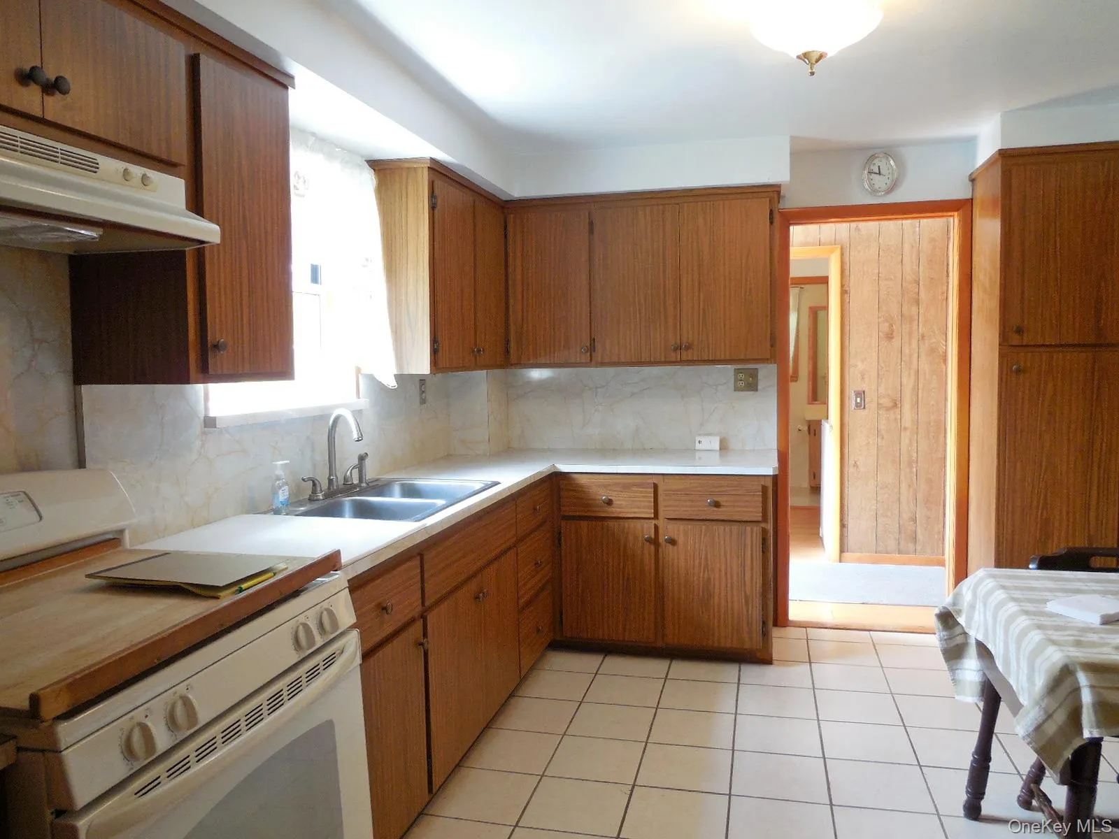 Eat in Kitchen with ample cabinets and countertop work space. Eat in Kitchen with ample cabinets and countertop work space.