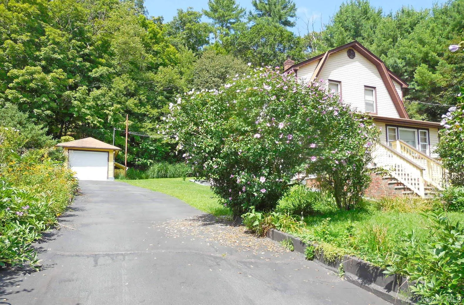 Entry to property, extensive landscaping offers peace and privacy. Entry to property, extensive landscaping offers peace and privacy.
