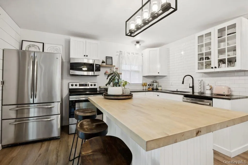 38 8th Street, East Hampton, NY, 2 Bedroom Bedrooms, 4 Room Rooms,1 BathroomBathrooms,Residential Lease,For Rent,8th,0,1044540 38 8th Street, East Hampton, NY, 2 Bedroom Bedrooms, 4 Room Rooms,1 BathroomBathrooms,Residential Lease,For Rent,8th,0,1044540