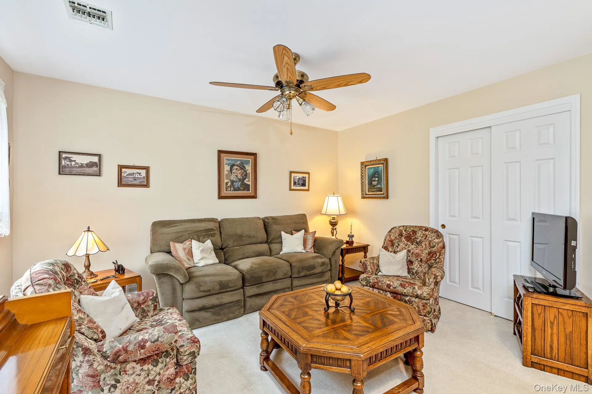 Inviting Den or Can be 3rd Bedroom Inviting Den or Can be 3rd Bedroom