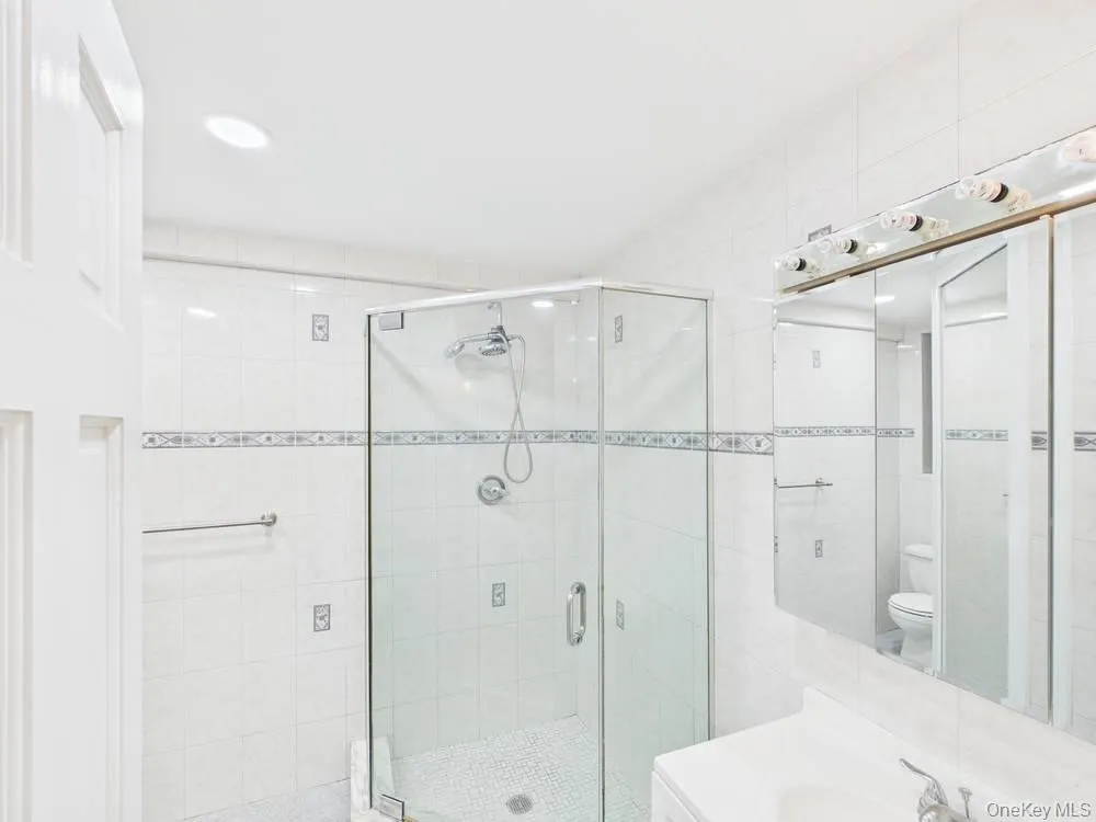 88-10 34 Avenue, New York, NY, 2 Bedrooms Bedrooms, 4 Rooms Rooms,1 BathroomBathrooms,Residential Lease,For Rent,34,0,1044543 88-10 34 Avenue, New York, NY, 2 Bedrooms Bedrooms, 4 Rooms Rooms,1 BathroomBathrooms,Residential Lease,For Rent,34,0,1044543