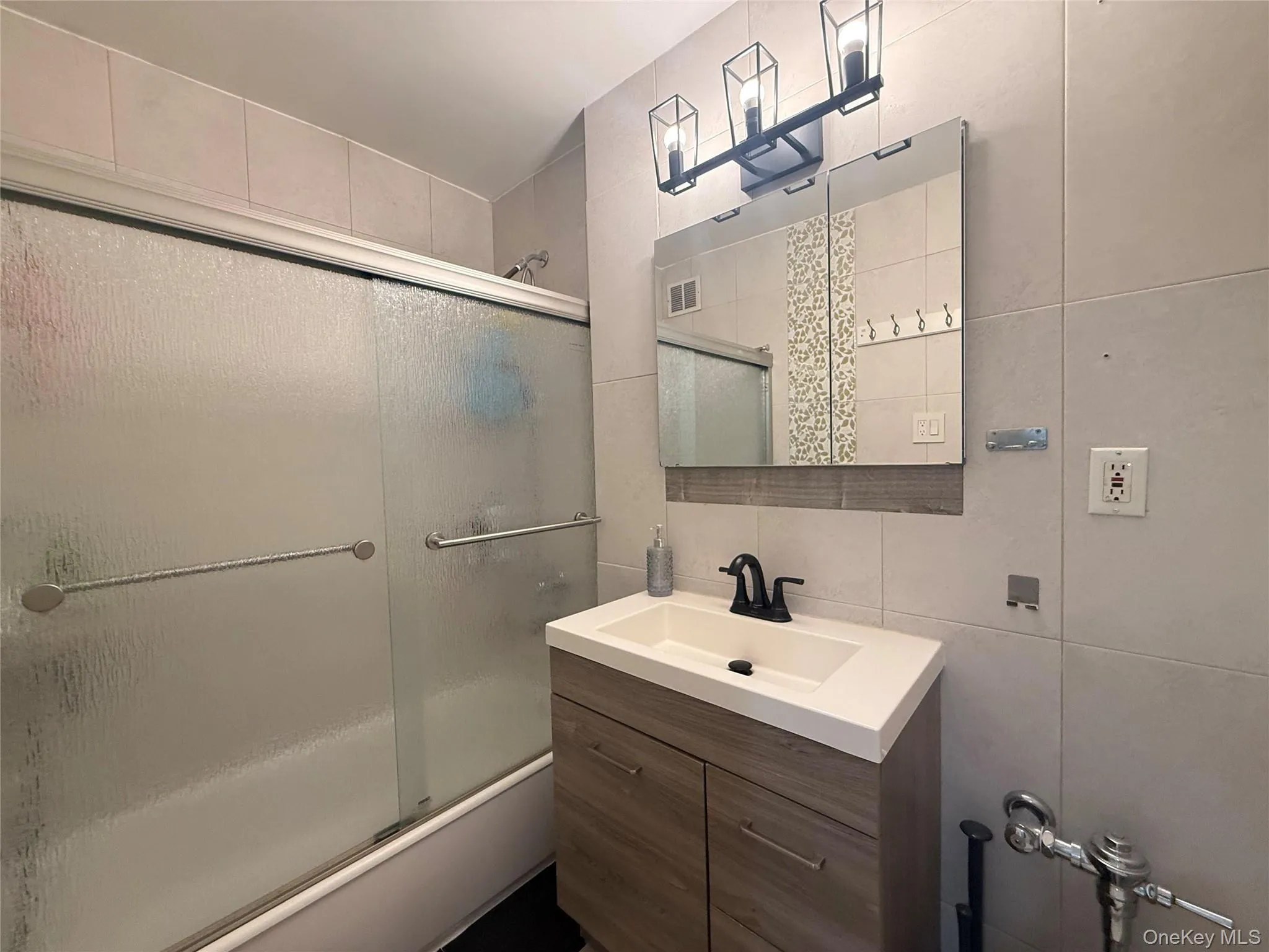 34-25 150th Place, New York, NY, 1 Bedroom Bedrooms, 4 Rooms Rooms,1 BathroomBathrooms,Residential,For Rent,150th,0,1044546 34-25 150th Place, New York, NY, 1 Bedroom Bedrooms, 4 Rooms Rooms,1 BathroomBathrooms,Residential,For Rent,150th,0,1044546