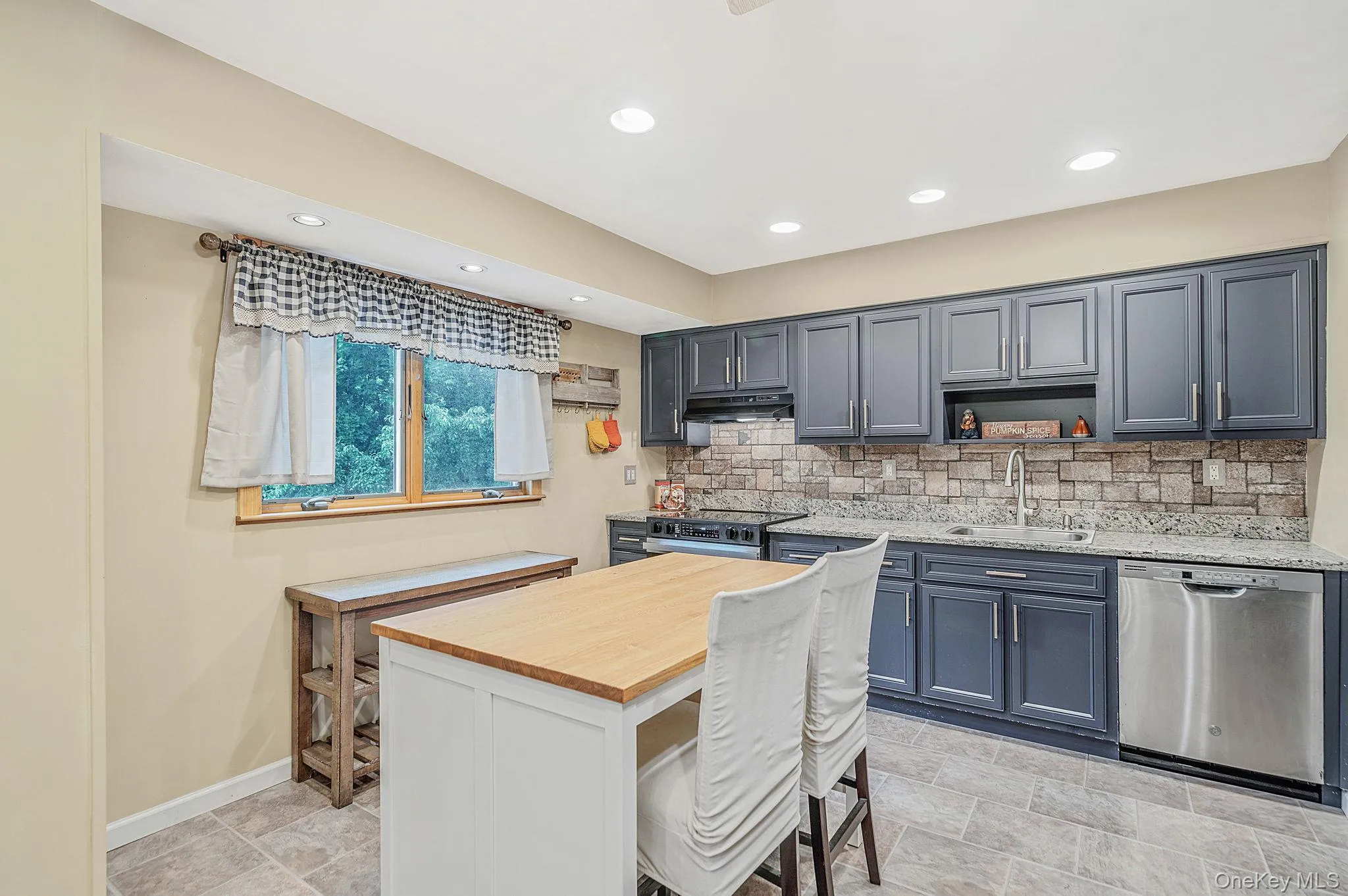 6 North Avenue, Smithtown, NY, 4 Bedrooms Bedrooms, 8 Rooms Rooms,1 BathroomBathrooms,Residential,For Rent,North,0,1044596 6 North Avenue, Smithtown, NY, 4 Bedrooms Bedrooms, 8 Rooms Rooms,1 BathroomBathrooms,Residential,For Rent,North,0,1044596