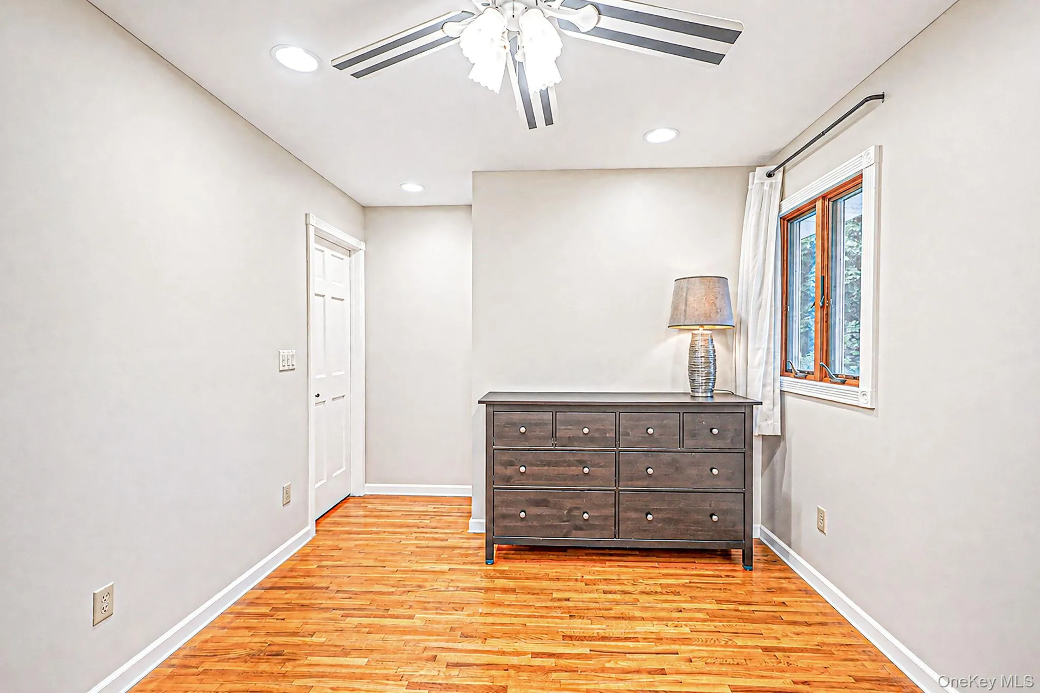 6 North Avenue, Smithtown, NY, 4 Bedrooms Bedrooms, 8 Rooms Rooms,1 BathroomBathrooms,Residential,For Rent,North,0,1044596 6 North Avenue, Smithtown, NY, 4 Bedrooms Bedrooms, 8 Rooms Rooms,1 BathroomBathrooms,Residential,For Rent,North,0,1044596
