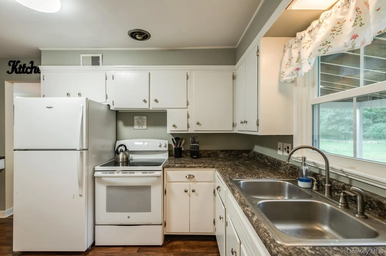 Plenty of cabinet and counter space Plenty of cabinet and counter space