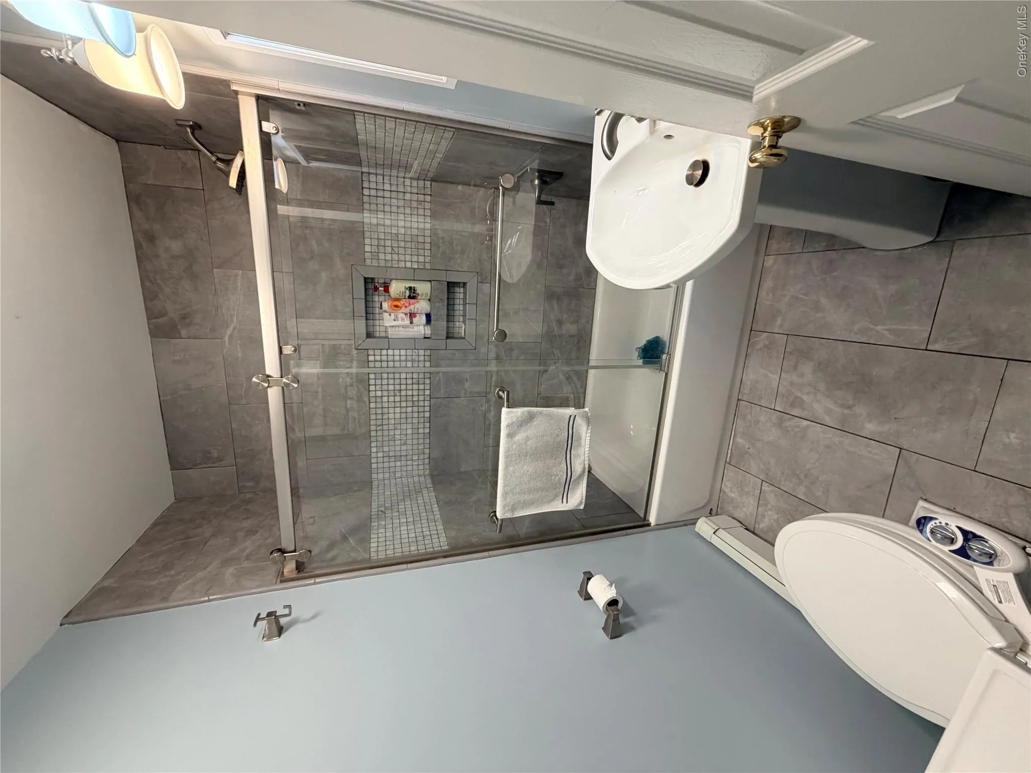 Full bathroom, first floor Full bathroom, first floor