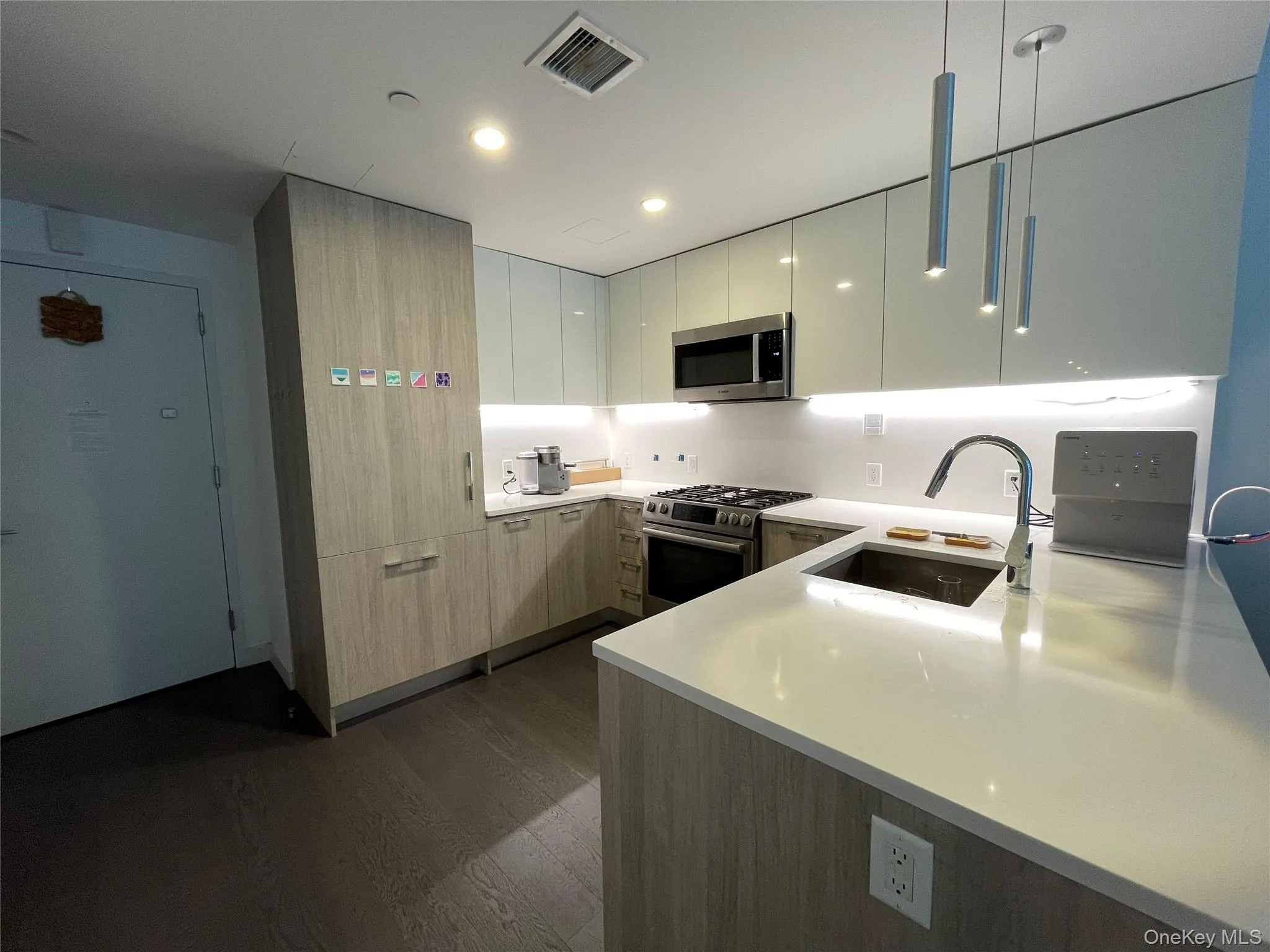 131-05 40th Road, New York, NY, 2 Bedrooms Bedrooms, 6 Rooms Rooms,2 BathroomsBathrooms,Residential,For Rent,40th,0,1044670 131-05 40th Road, New York, NY, 2 Bedrooms Bedrooms, 6 Rooms Rooms,2 BathroomsBathrooms,Residential,For Rent,40th,0,1044670