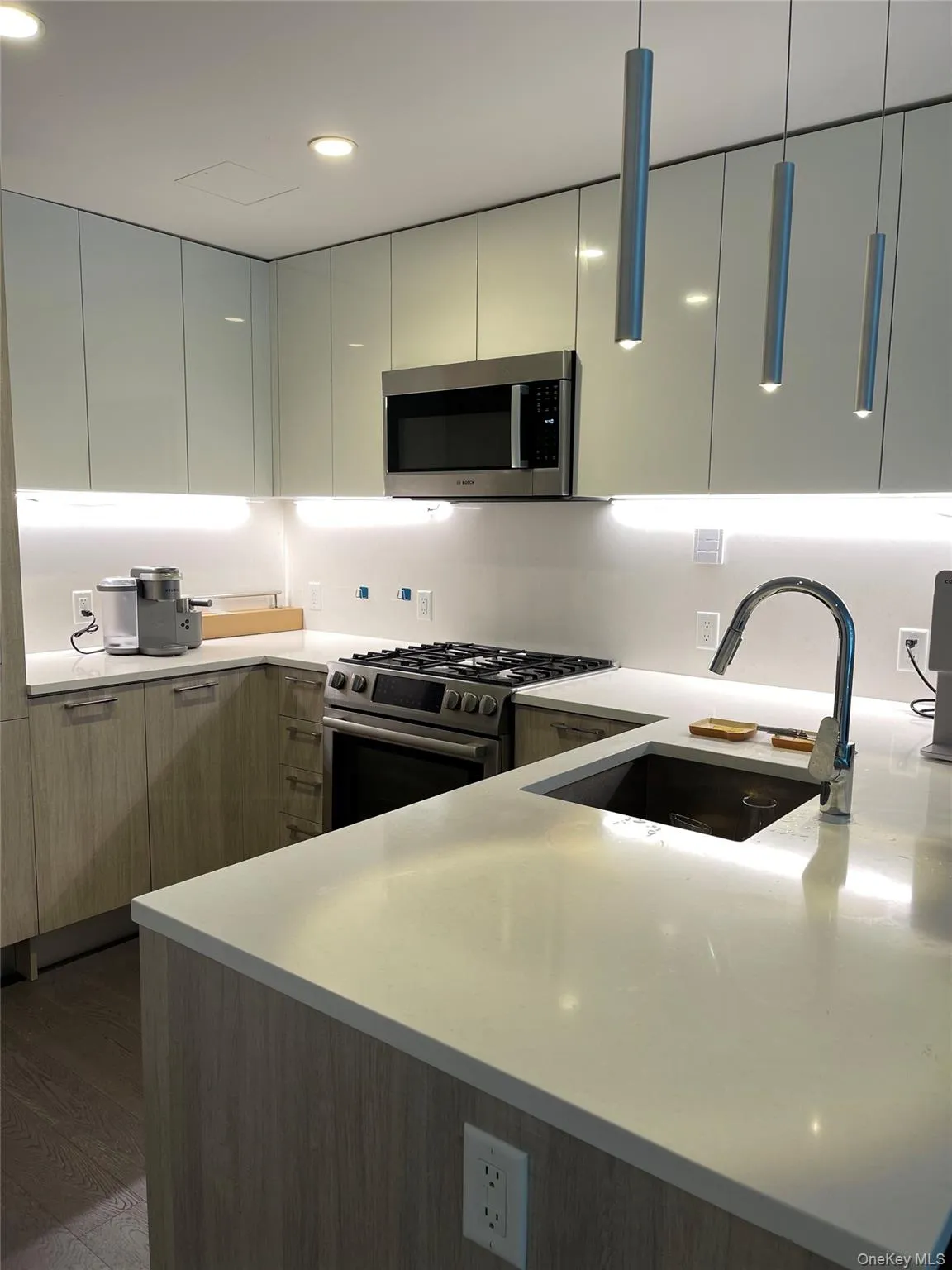 131-05 40th Road, New York, NY, 2 Bedrooms Bedrooms, 6 Rooms Rooms,2 BathroomsBathrooms,Residential,For Rent,40th,0,1044670 131-05 40th Road, New York, NY, 2 Bedrooms Bedrooms, 6 Rooms Rooms,2 BathroomsBathrooms,Residential,For Rent,40th,0,1044670