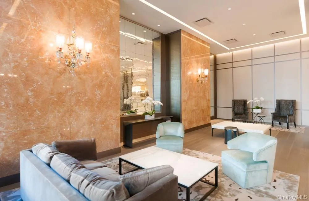A true “Classic Modern,” Plaza 400 combines comfort and traditional design in the lobby sitting areas A true “Classic Modern,” Plaza 400 combines comfort and traditional design in the lobby sitting areas