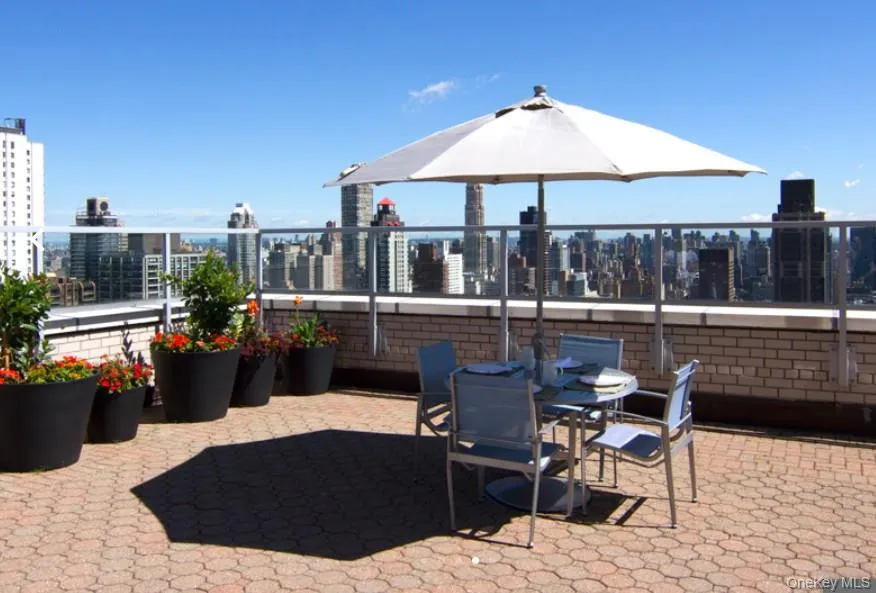 The Skytop rooftop pool and terraces offer endless 360° city and East River views. Fully staffed, Skytop offers chaise lounges with umbrellas, tables and chairs for summer enjoyment. A rooftop escape: just an elevator ride away. The Skytop rooftop pool and terraces offer endless 360° city and East River views. Fully staffed, Skytop offers chaise lounges with umbrellas, tables and chairs for summer enjoyment. A rooftop escape: just an elevator ride away.