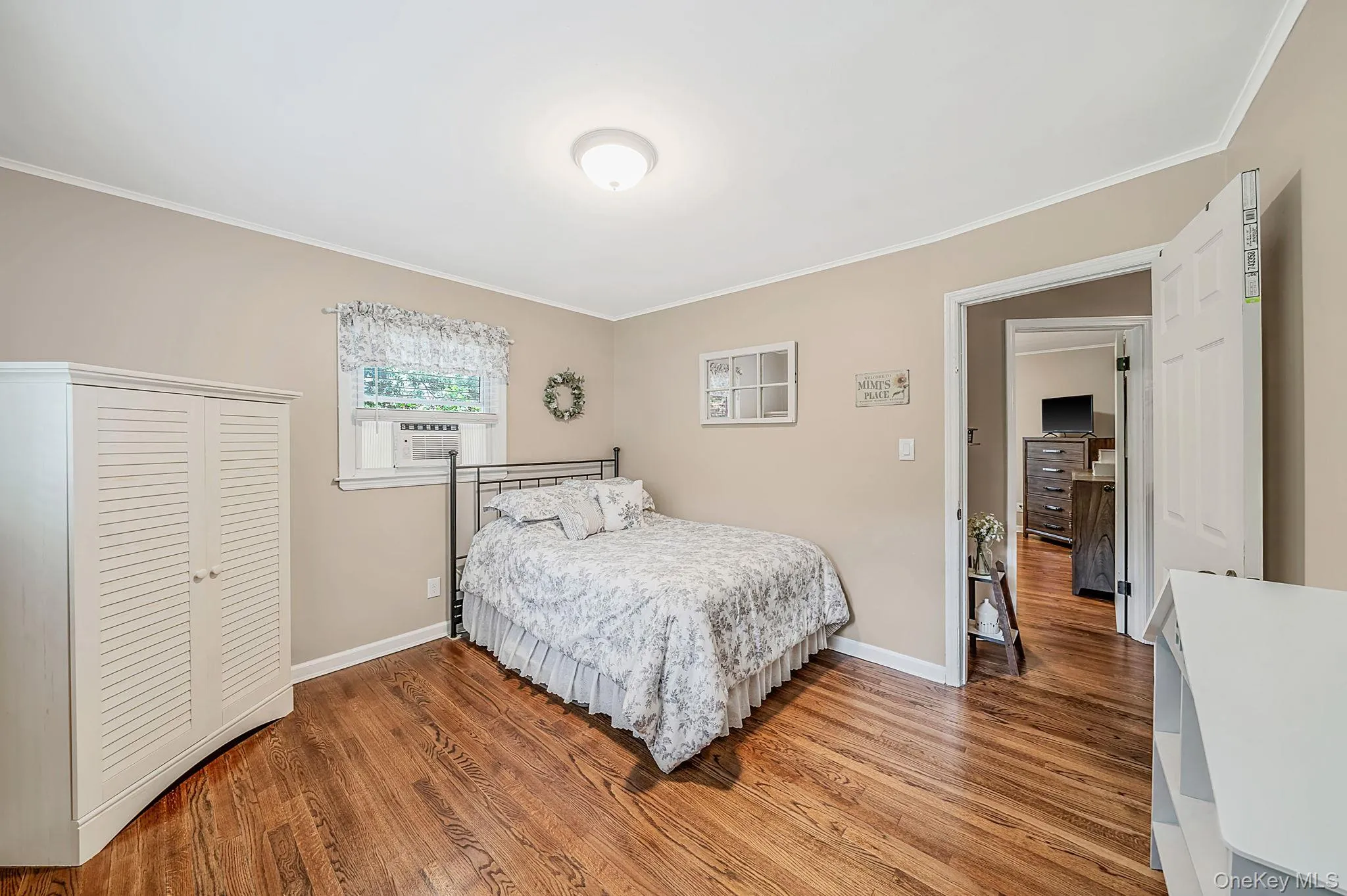Light & Bright with Hardwood Oak Floors Light & Bright with Hardwood Oak Floors