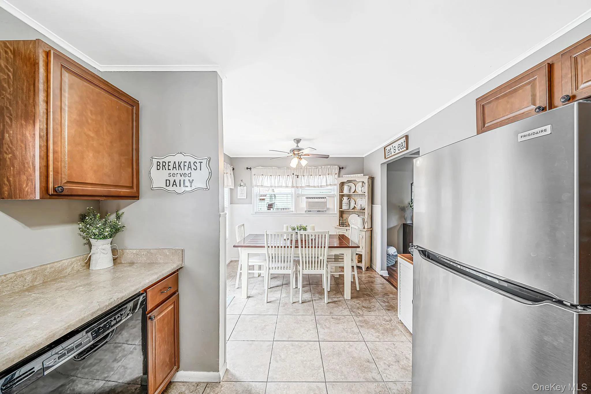 Great Kitchen to Entertain & Prep Meals Great Kitchen to Entertain & Prep Meals