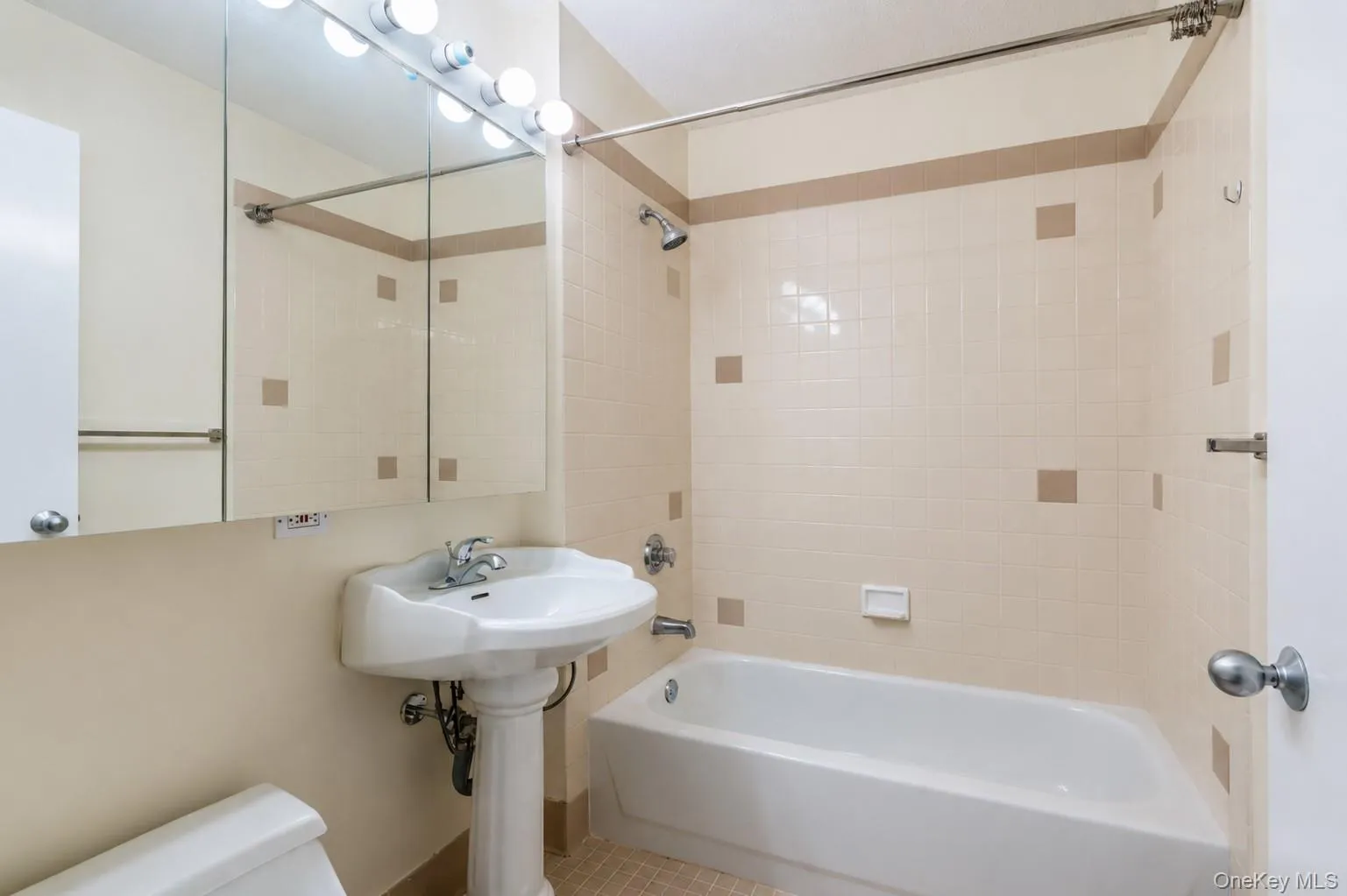 4-74 48th Avenue, New York, NY, 1 Bedroom Bedrooms, 3 Rooms Rooms,1 BathroomBathrooms,Residential,For Rent,48th,0,1044703 4-74 48th Avenue, New York, NY, 1 Bedroom Bedrooms, 3 Rooms Rooms,1 BathroomBathrooms,Residential,For Rent,48th,0,1044703