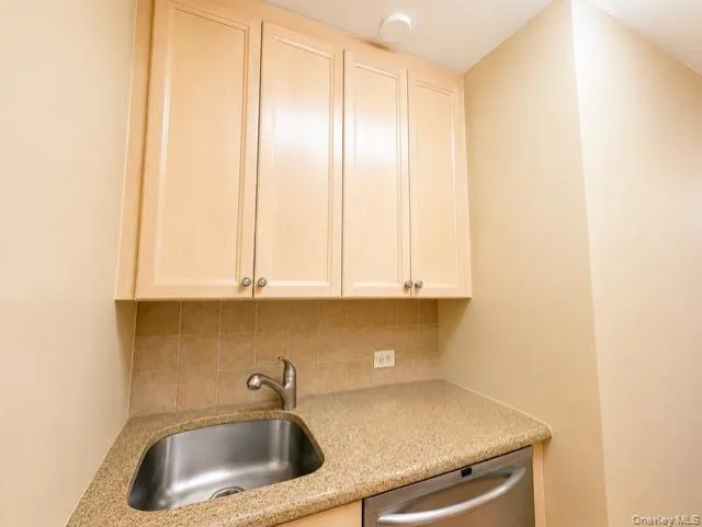 27110 Grand Central Parkway, New York, NY, 1 Bedroom Bedrooms, 3 Rooms Rooms,2 BathroomsBathrooms,Residential,For Rent,Grand Central,0,1044718 27110 Grand Central Parkway, New York, NY, 1 Bedroom Bedrooms, 3 Rooms Rooms,2 BathroomsBathrooms,Residential,For Rent,Grand Central,0,1044718