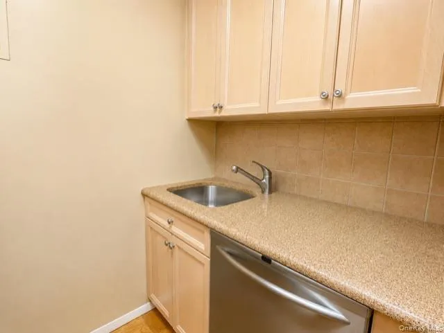 27110 Grand Central Parkway, New York, NY, 1 Bedroom Bedrooms, 3 Rooms Rooms,2 BathroomsBathrooms,Residential,For Rent,Grand Central,0,1044718 27110 Grand Central Parkway, New York, NY, 1 Bedroom Bedrooms, 3 Rooms Rooms,2 BathroomsBathrooms,Residential,For Rent,Grand Central,0,1044718