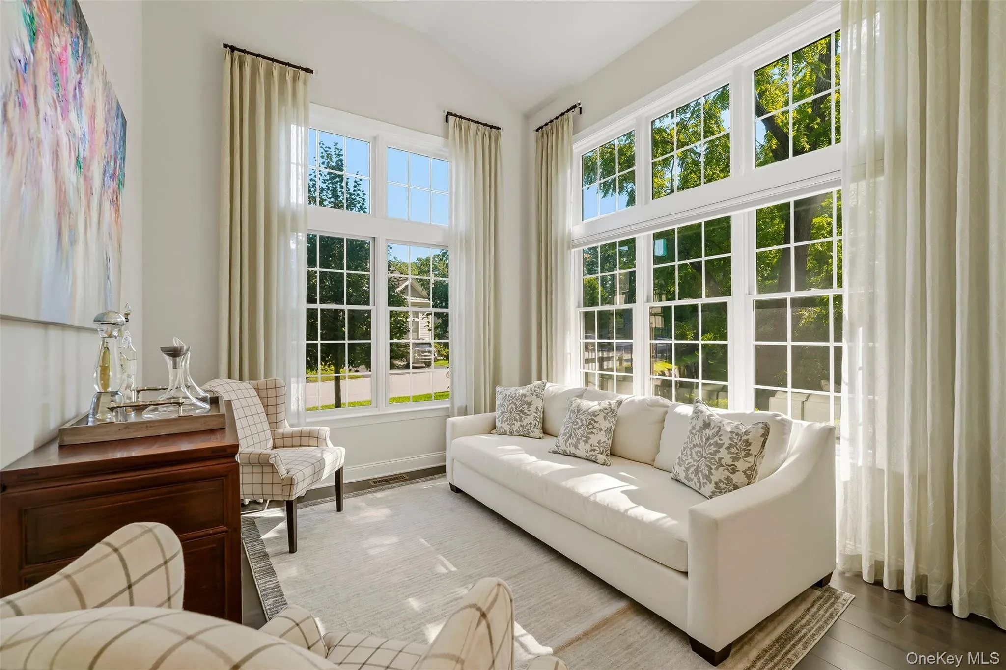 Bright spacious room that can be used as a living room or study or even an office Bright spacious room that can be used as a living room or study or even an office