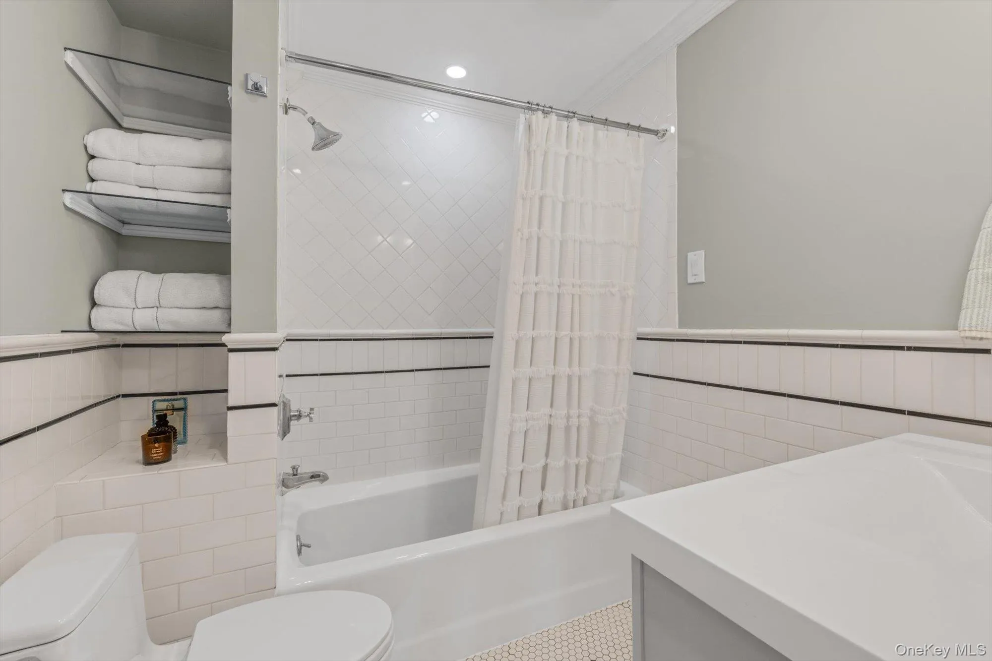 21 Hampton Avenue, North Hempstead, NY, 3 Bedrooms Bedrooms, 8 Rooms Rooms,1 BathroomBathrooms,Residential,For Rent,Hampton,0,1044734 21 Hampton Avenue, North Hempstead, NY, 3 Bedrooms Bedrooms, 8 Rooms Rooms,1 BathroomBathrooms,Residential,For Rent,Hampton,0,1044734