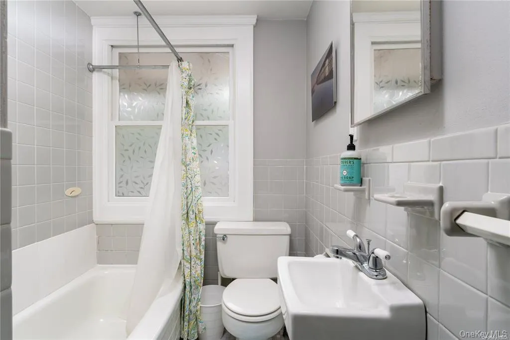 102 Fanning Avenue, Southampton, NY, 3 Bedrooms Bedrooms, 8 Rooms Rooms,2 BathroomsBathrooms,Residential Lease,For Rent,Fanning,0,1044742 102 Fanning Avenue, Southampton, NY, 3 Bedrooms Bedrooms, 8 Rooms Rooms,2 BathroomsBathrooms,Residential Lease,For Rent,Fanning,0,1044742