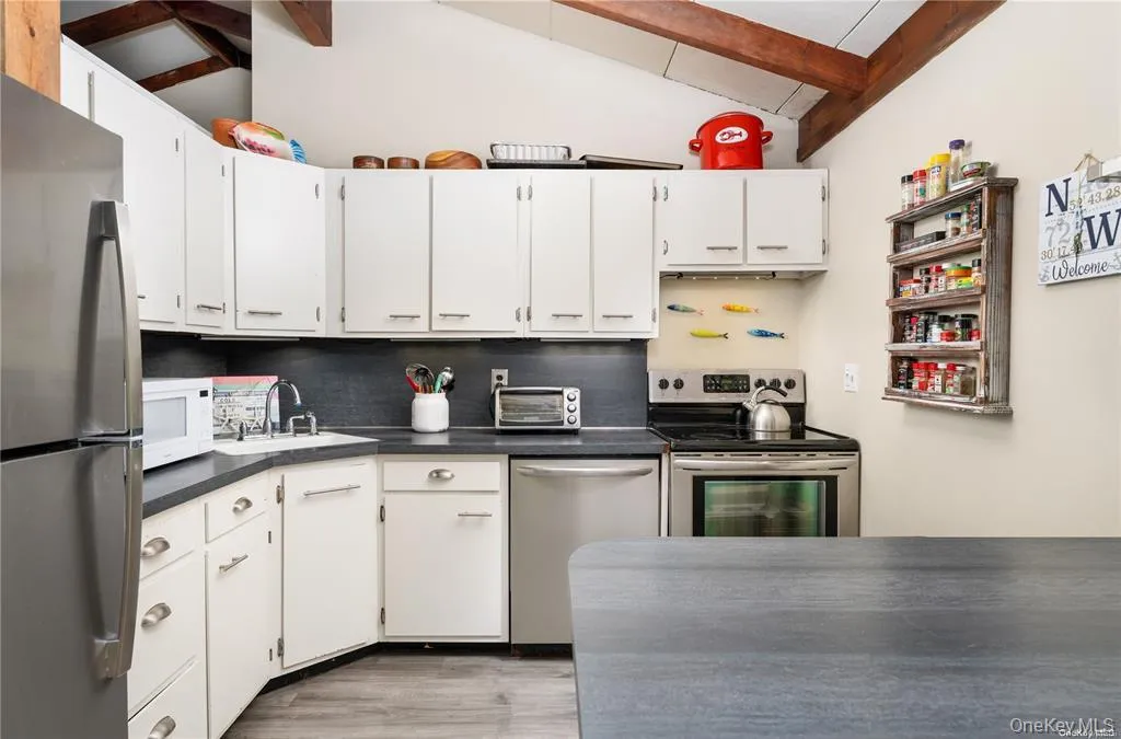 102 Fanning Avenue, Southampton, NY, 3 Bedrooms Bedrooms, 8 Rooms Rooms,2 BathroomsBathrooms,Residential Lease,For Rent,Fanning,0,1044742 102 Fanning Avenue, Southampton, NY, 3 Bedrooms Bedrooms, 8 Rooms Rooms,2 BathroomsBathrooms,Residential Lease,For Rent,Fanning,0,1044742