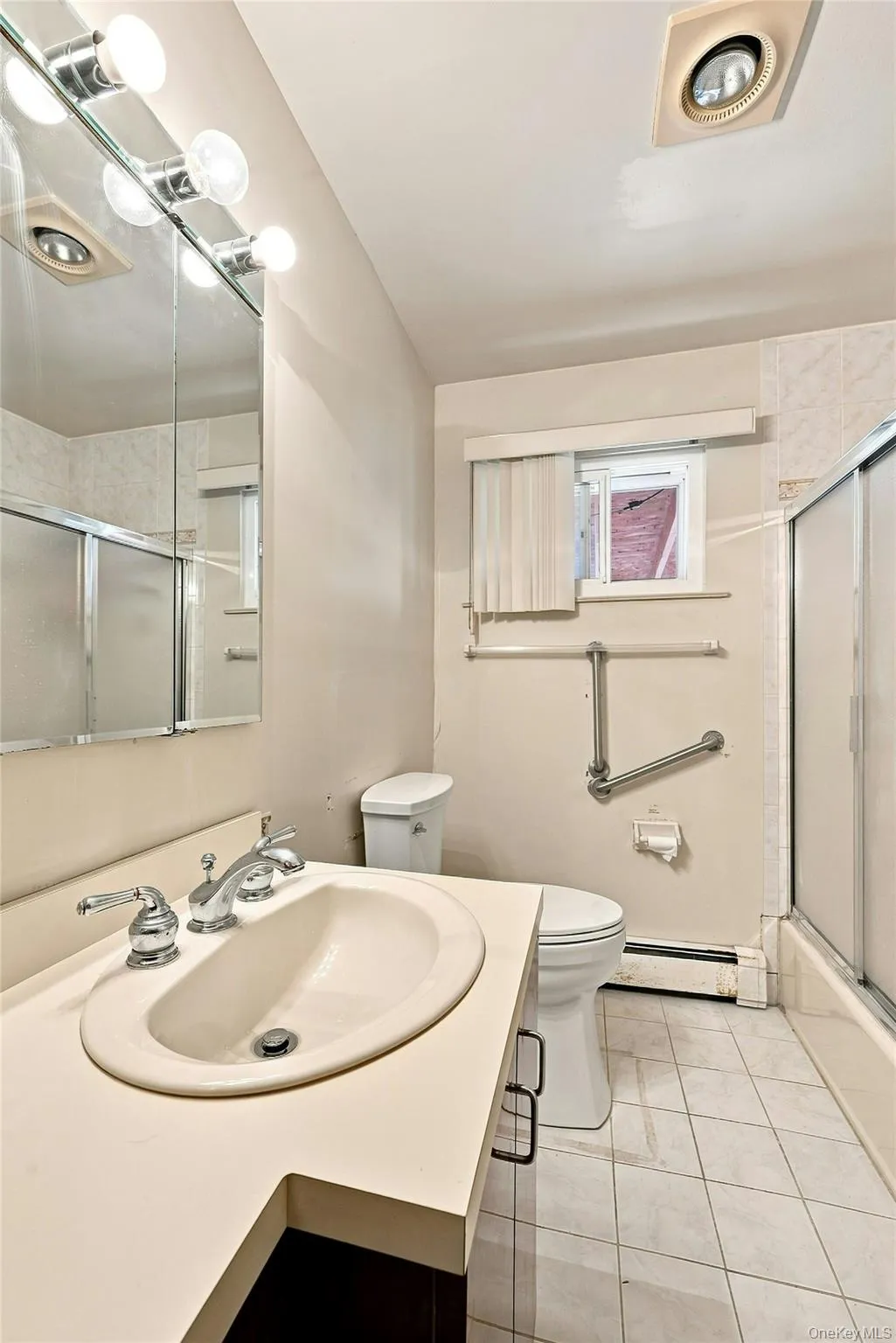 Main Bathroom With An Oversized Vanity, Full Bathtub With All Fully Ceramic Tiled Walls & Ceramic Tile Floors. Main Bathroom With An Oversized Vanity, Full Bathtub With All Fully Ceramic Tiled Walls & Ceramic Tile Floors.