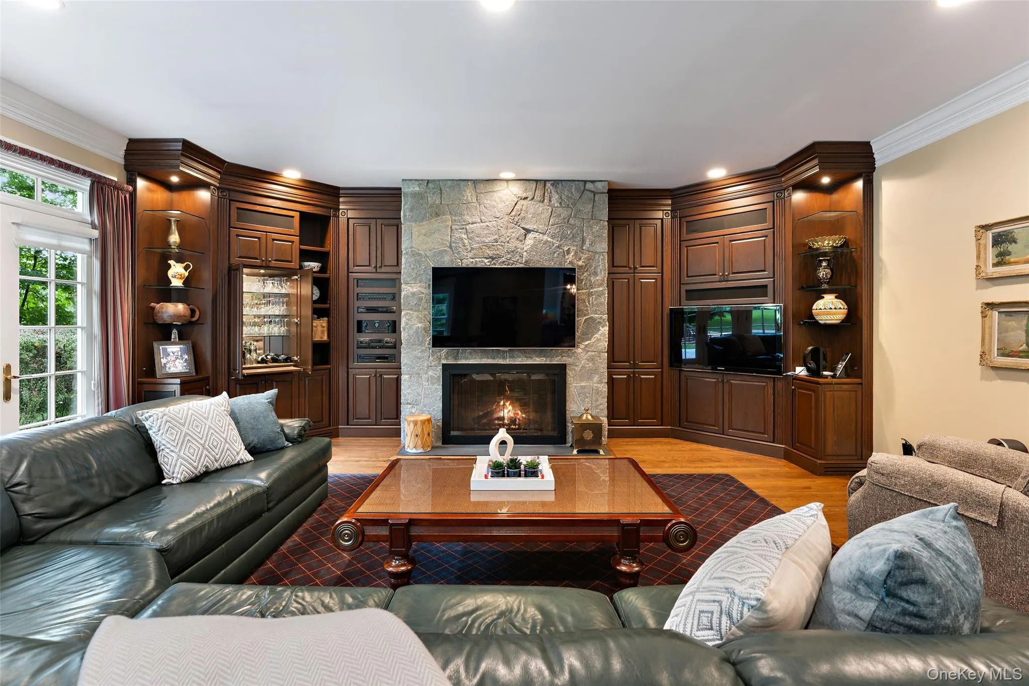 Family room with 9 foot ceilngs and gas fireplace Family room with 9 foot ceilngs and gas fireplace