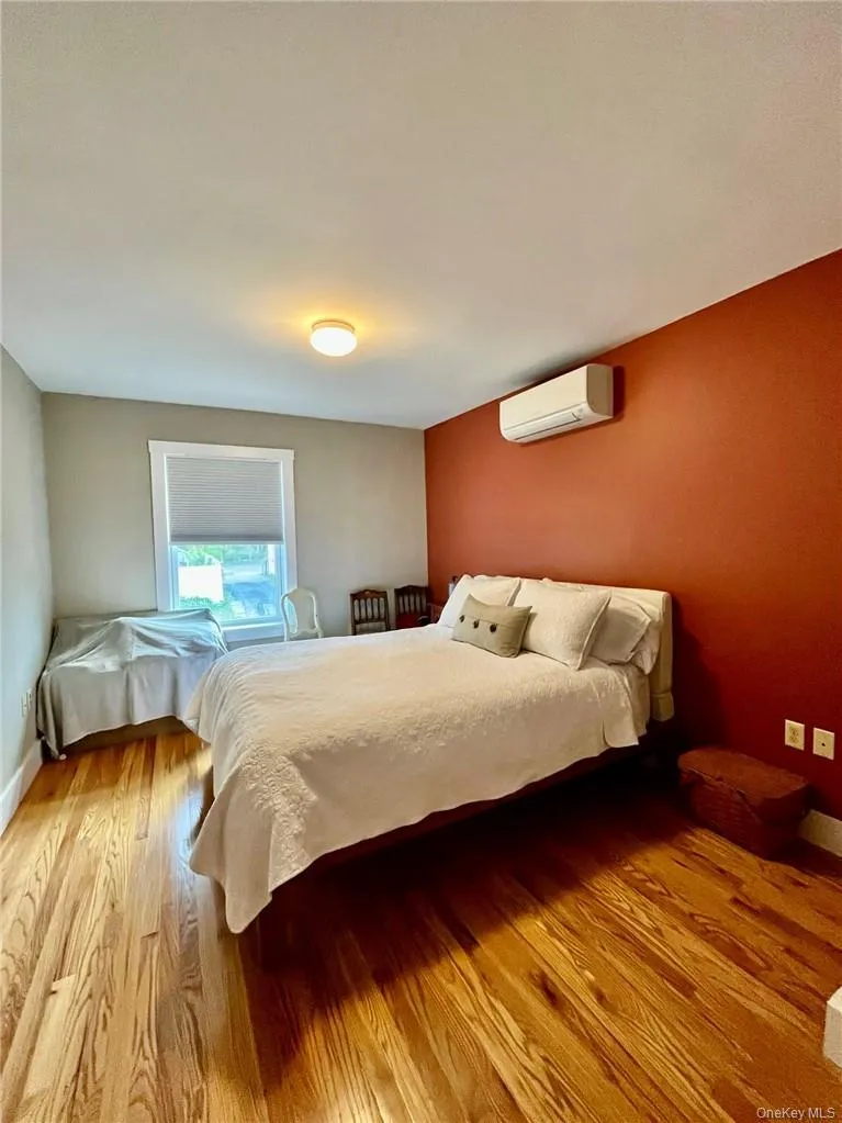 Spacious bedroom Spacious bedroom