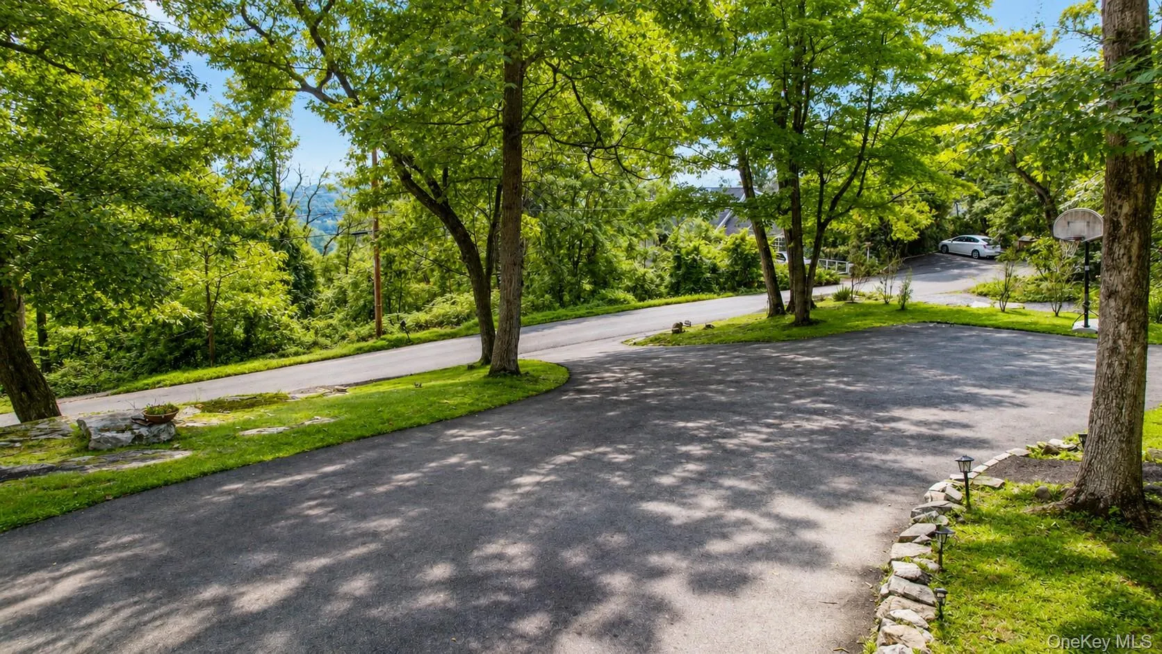 Driveway parking for 10 plus cars! Driveway parking for 10 plus cars!