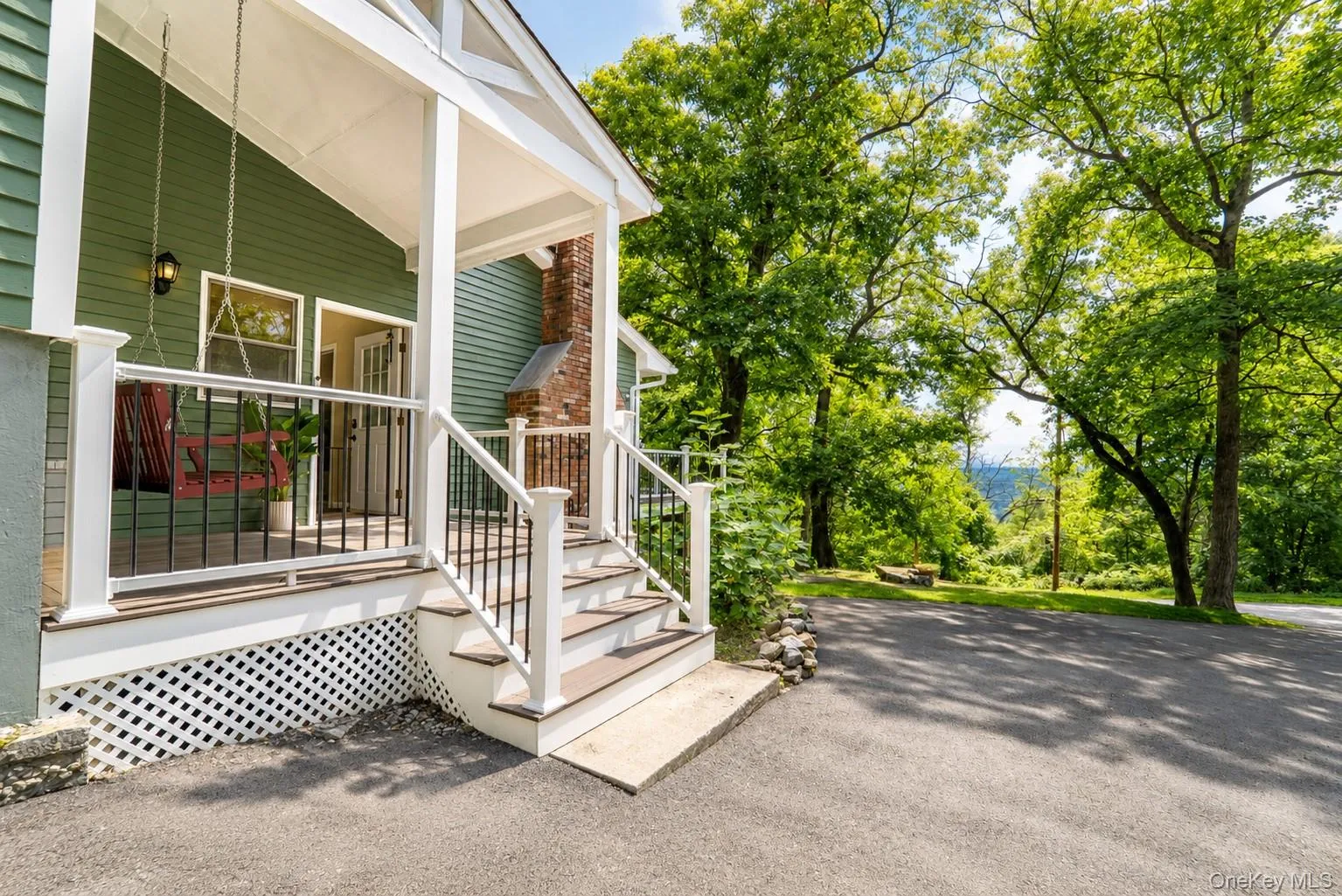 Great curb appeal with this inviting entry. Great curb appeal with this inviting entry.
