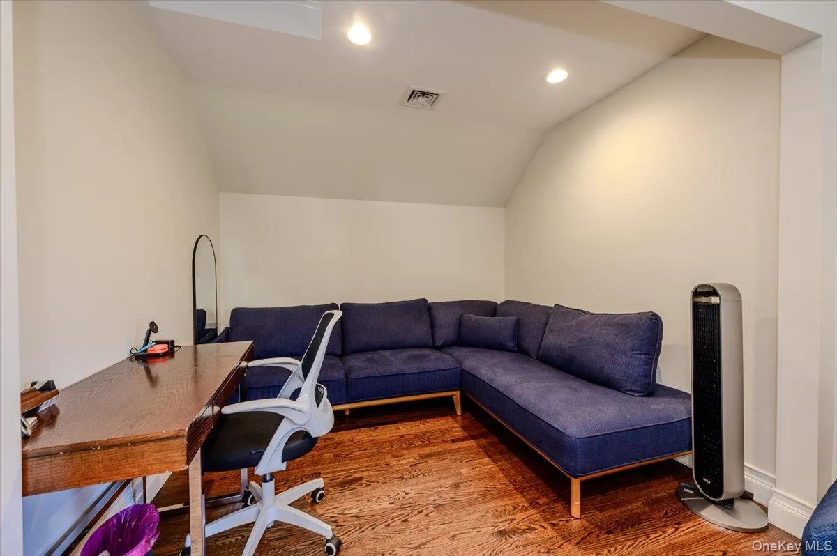 Bedroom/Sitting Room Bedroom/Sitting Room