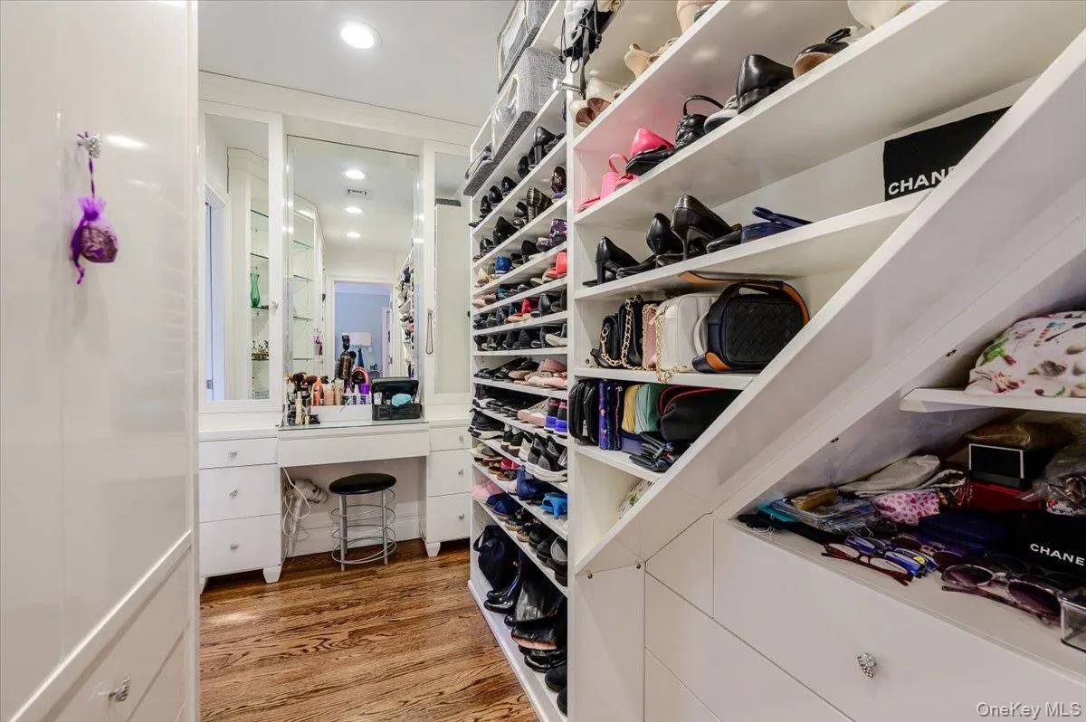 Walk-in Closet Walk-in Closet