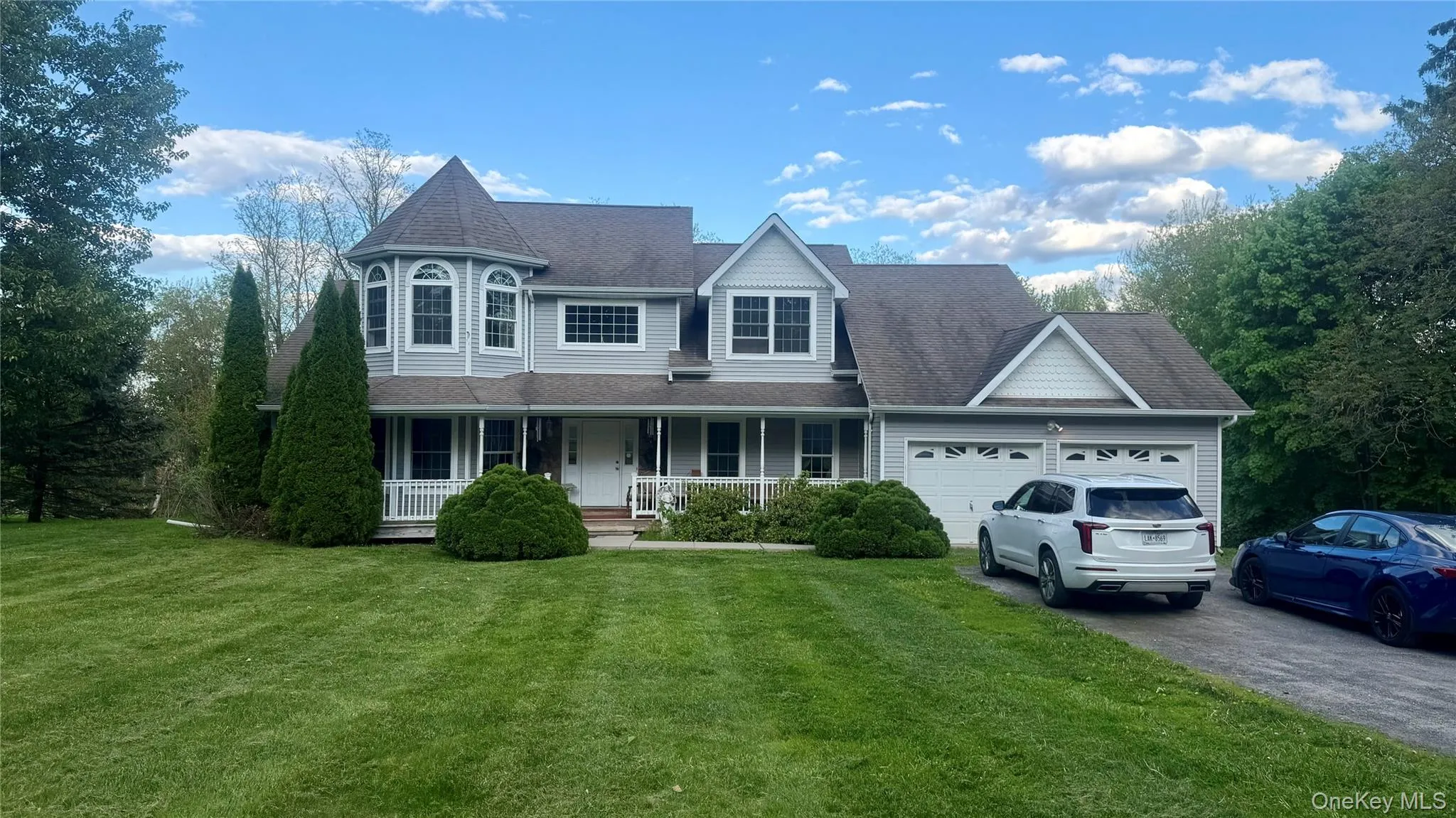 Colonial Home has great presence. Colonial Home has great presence.