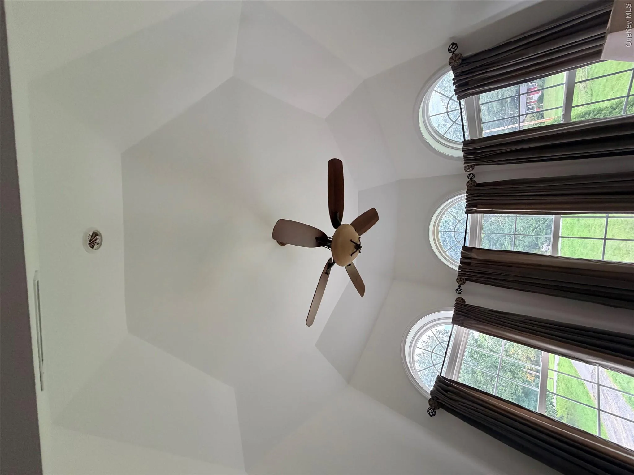 Tray ceiling in Rotunda Styled room facing front lawn. Tray ceiling in Rotunda Styled room facing front lawn.