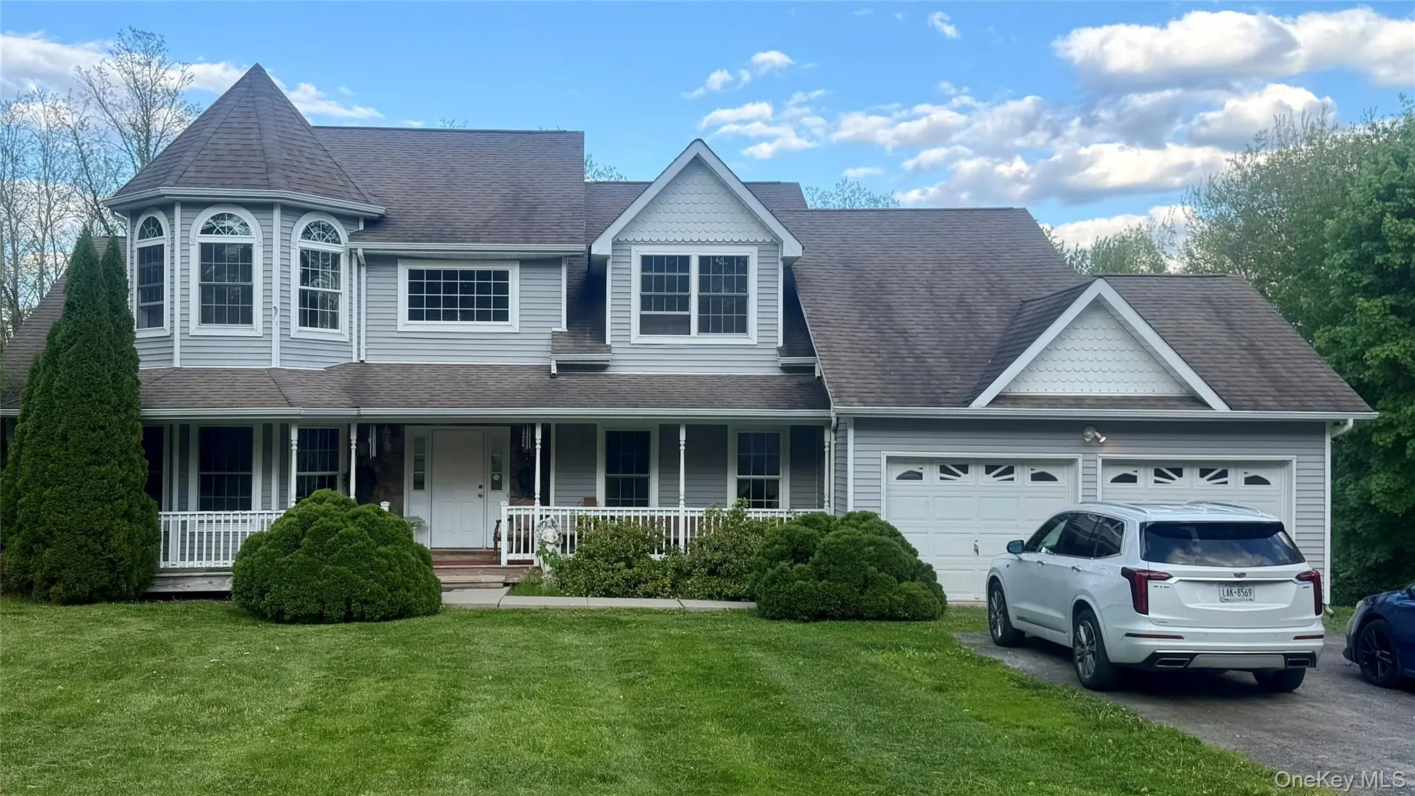 Colonial Home has great presence. Colonial Home has great presence.