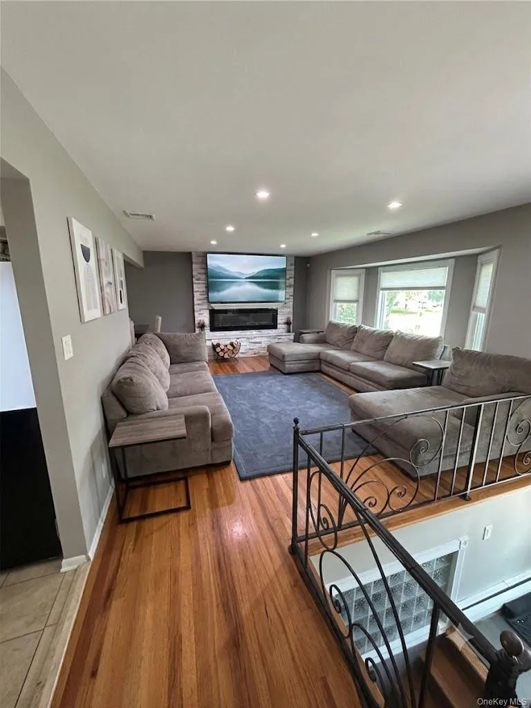 6 Raphael Street, Huntington, NY, 4 Bedrooms Bedrooms, 8 Rooms Rooms,2 BathroomsBathrooms,Residential Lease,For Rent,Raphael,0,1044853 6 Raphael Street, Huntington, NY, 4 Bedrooms Bedrooms, 8 Rooms Rooms,2 BathroomsBathrooms,Residential Lease,For Rent,Raphael,0,1044853