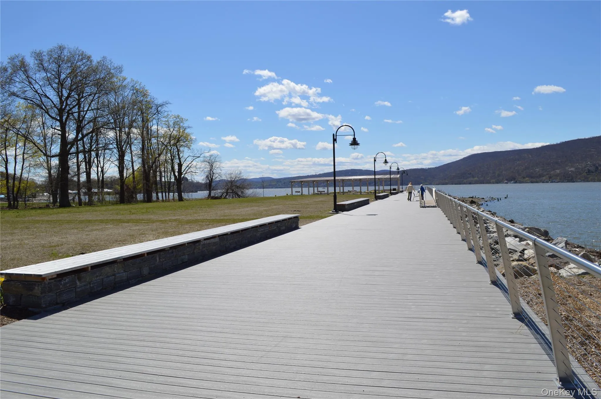 Enjoy seasonal walks along the Hudson River. Enjoy seasonal walks along the Hudson River.