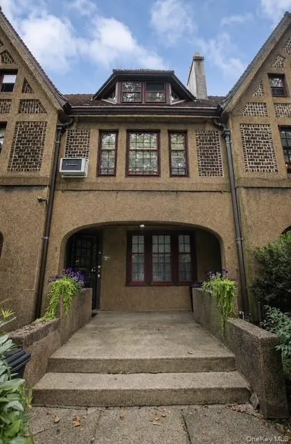 52 Slocum Crescent, New York, NY, 4 Bedrooms Bedrooms, 7 Rooms Rooms,2 BathroomsBathrooms,Residential,For Rent,Slocum,0,1044959 52 Slocum Crescent, New York, NY, 4 Bedrooms Bedrooms, 7 Rooms Rooms,2 BathroomsBathrooms,Residential,For Rent,Slocum,0,1044959