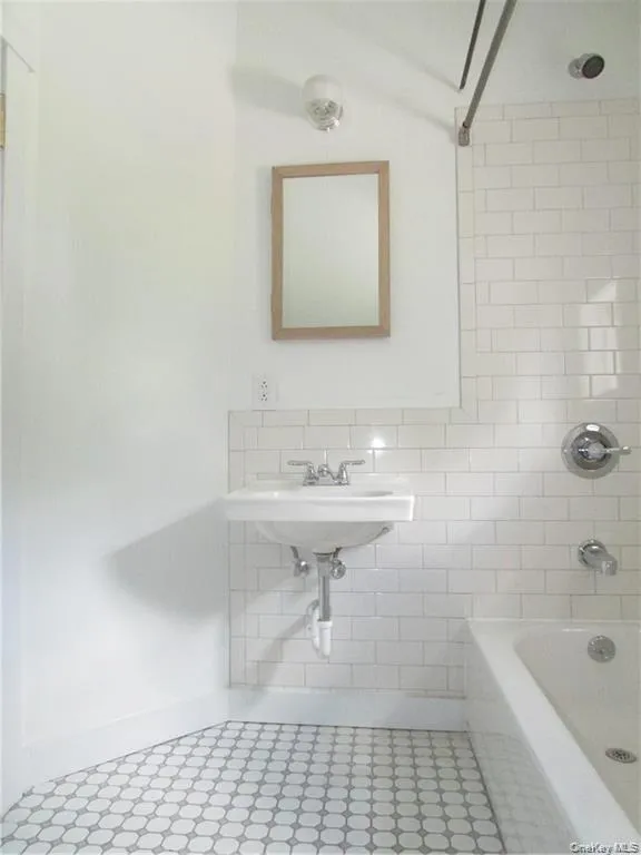 31 Upper Depew Avenue, Clarkstown, NY, 2 Bedrooms Bedrooms, 5 Rooms Rooms,1 BathroomBathrooms,Residential Lease,For Rent,Upper Depew,0,1045056 31 Upper Depew Avenue, Clarkstown, NY, 2 Bedrooms Bedrooms, 5 Rooms Rooms,1 BathroomBathrooms,Residential Lease,For Rent,Upper Depew,0,1045056