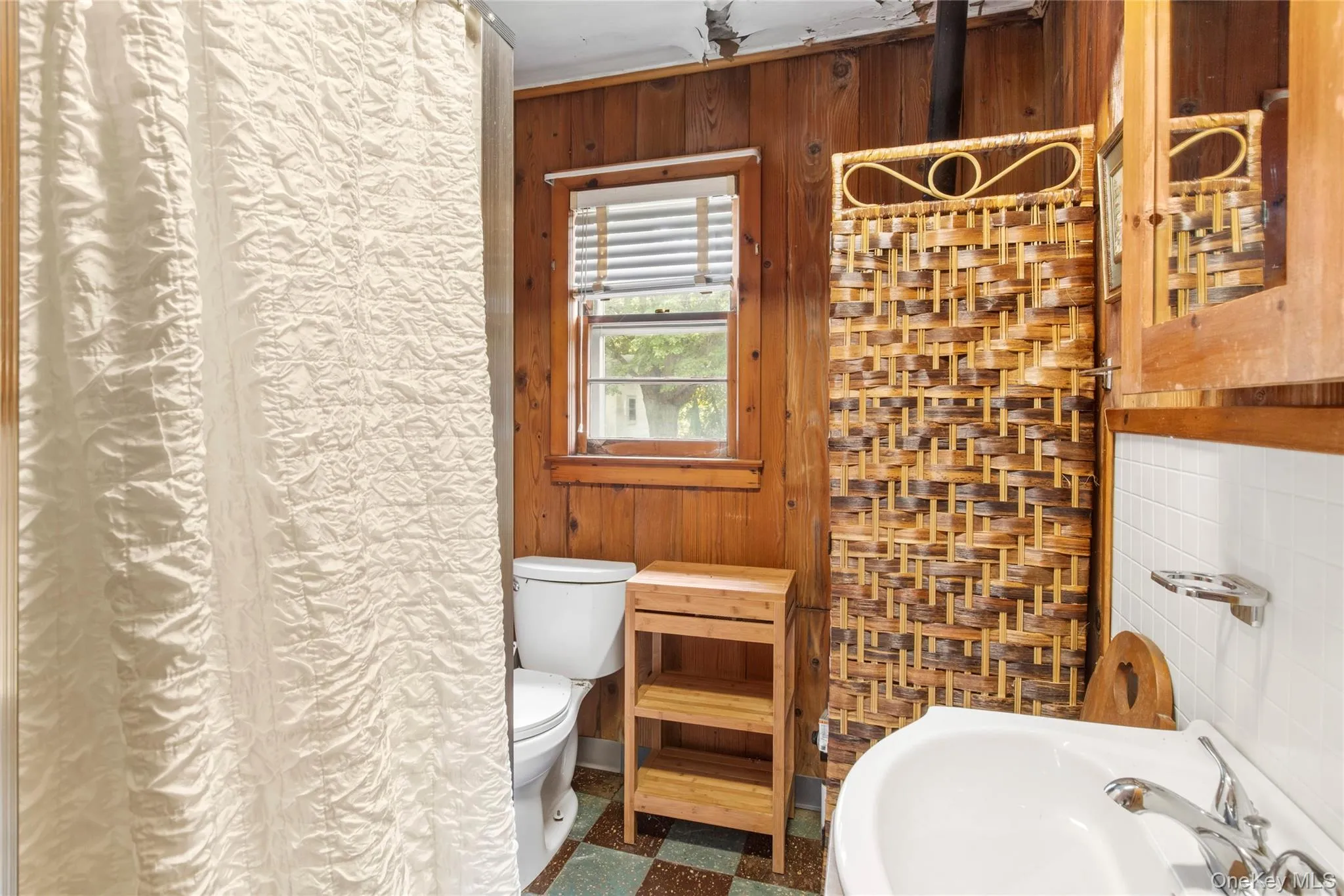 1 Bath per cottage with Shower Stall 1 Bath per cottage with Shower Stall