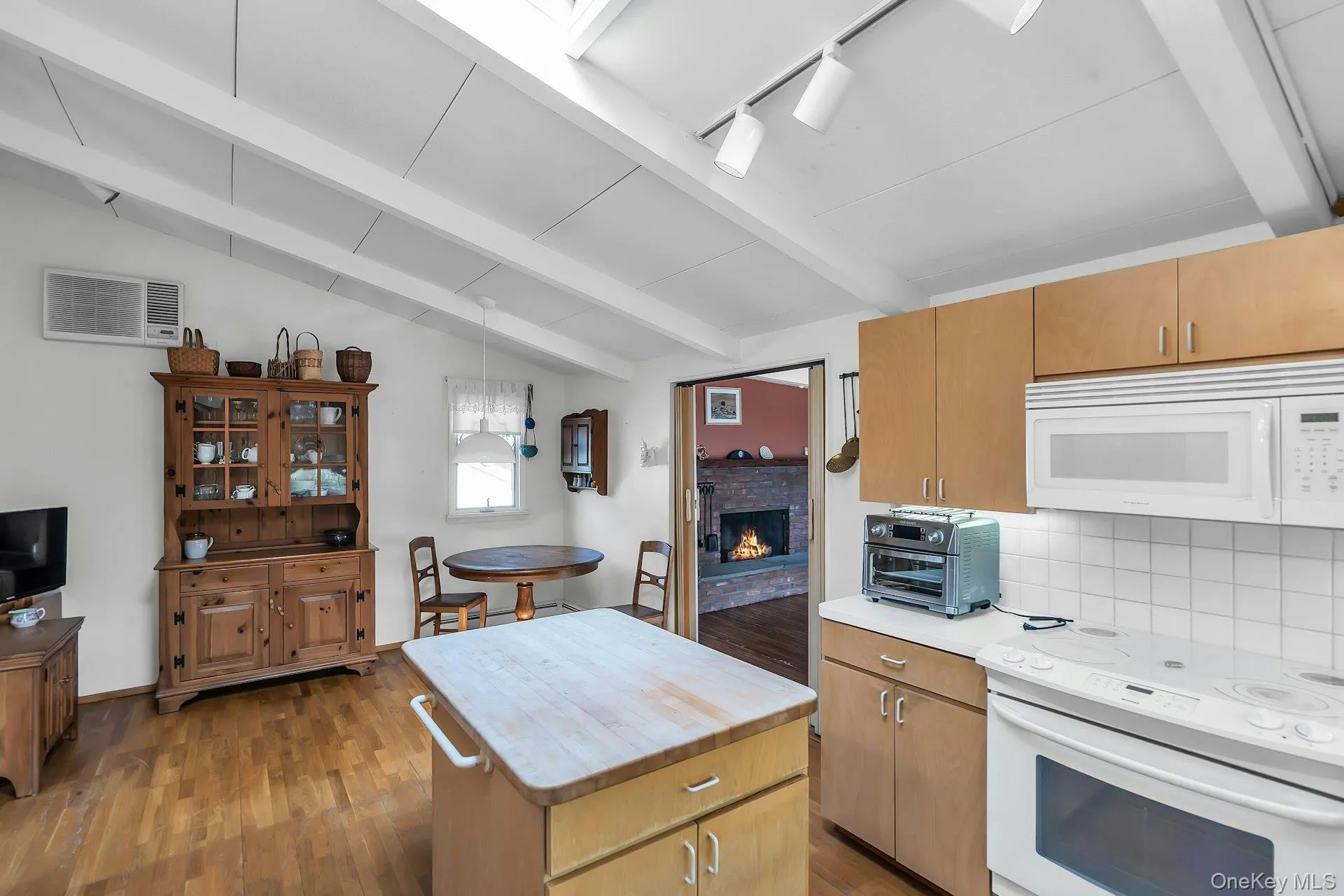 23 Redleaf Lane, Smithtown, NY, 4 Bedrooms Bedrooms, 8 Rooms Rooms,2 BathroomsBathrooms,Residential,For Rent,Redleaf,0,1045064 23 Redleaf Lane, Smithtown, NY, 4 Bedrooms Bedrooms, 8 Rooms Rooms,2 BathroomsBathrooms,Residential,For Rent,Redleaf,0,1045064
