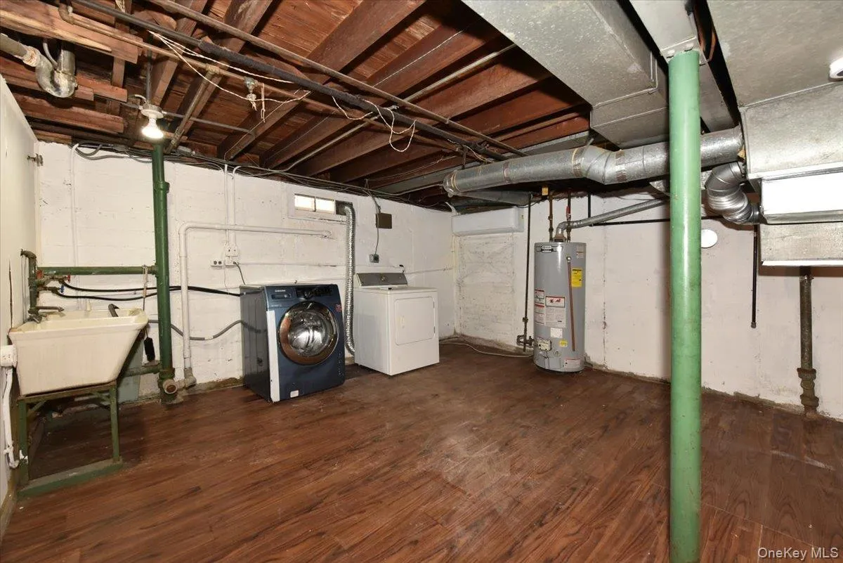 7515 196th Place, New York, NY, 4 Bedrooms Bedrooms, 7 Rooms Rooms,2 BathroomsBathrooms,Residential Lease,For Rent,196th,0,1045096 7515 196th Place, New York, NY, 4 Bedrooms Bedrooms, 7 Rooms Rooms,2 BathroomsBathrooms,Residential Lease,For Rent,196th,0,1045096